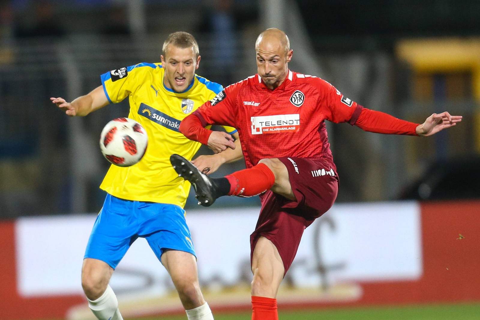 3. liga, vfr aalen, matthias morys, carl zeiss jena, marius groesch Matthias Morys (r.) gegen Marius Grösch.