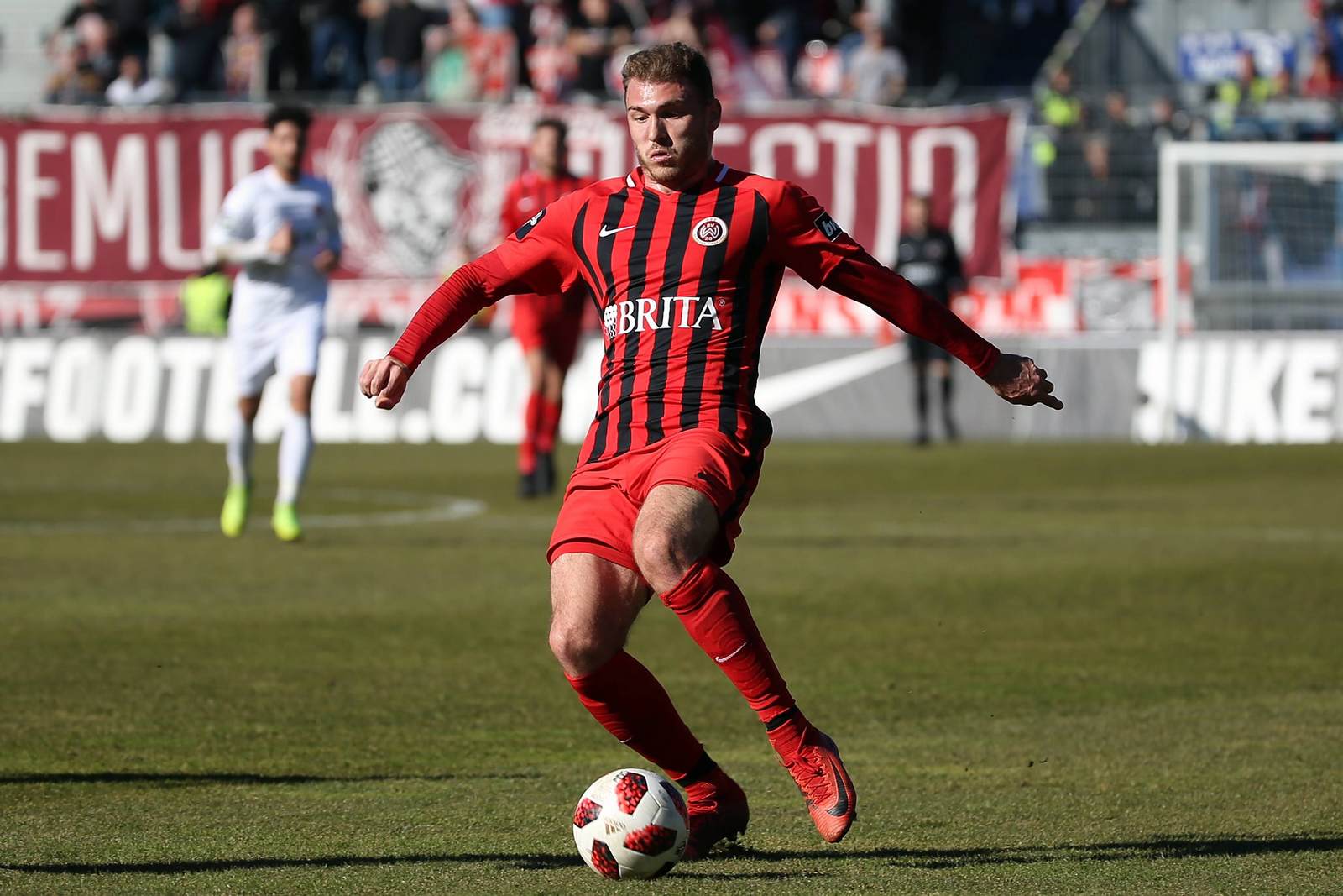 Maximilian Dittgen am Ball für den SV Wehen Wiesbaden