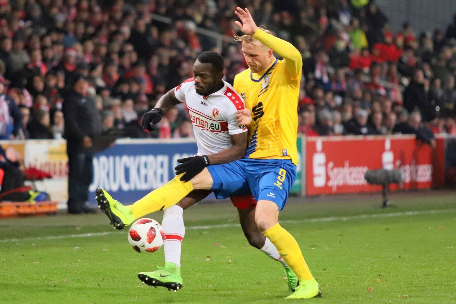 3. liga, eintracht braunschweig, philipp hofmann, energie cottbus, kevin weidlich Philipp Hofmann (r.) im Zweikampf mit Kevin Weidlich.