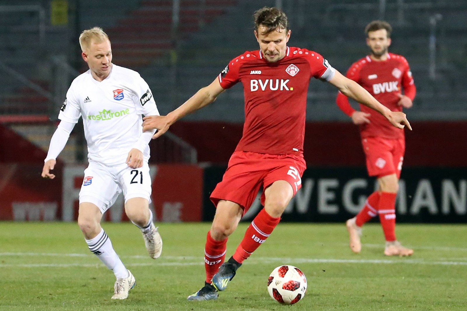 3. liga, würzburger kickers, sebastian schuppan Sebastian Schuppan (r.) im Duell mit Sascha Bigalke.
