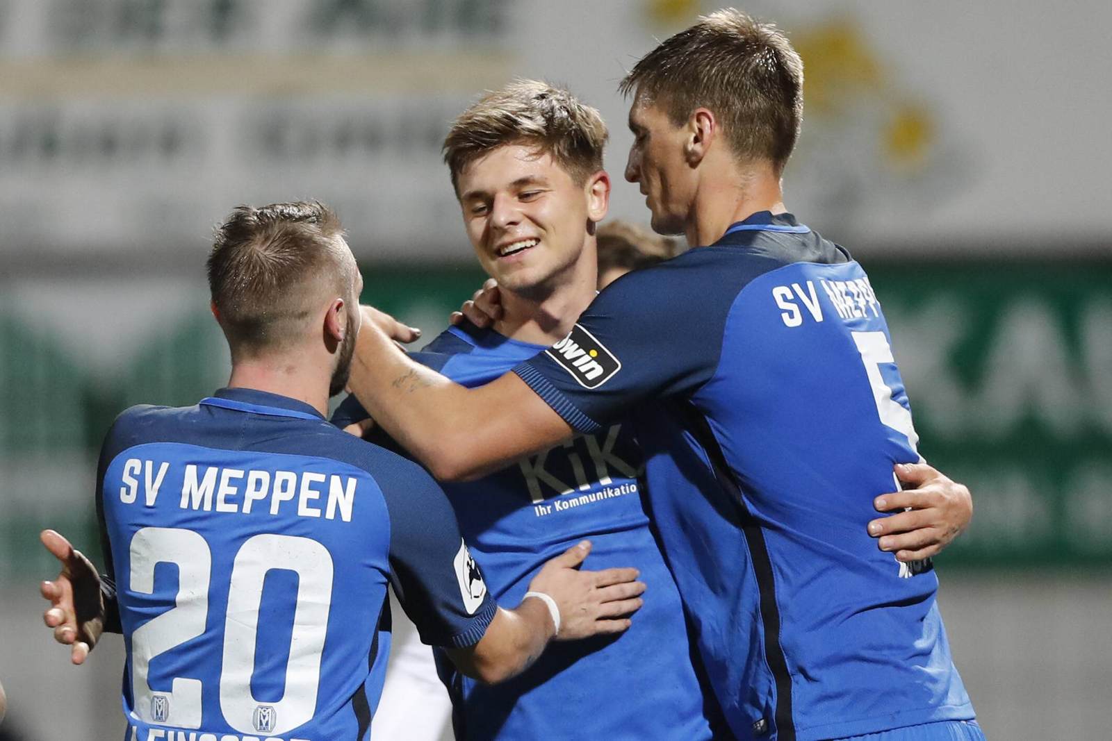 yannick nuxoll, jovan vidovic, marius kleinsorge, sv meppen, 3. liga Yannik Nuxoll jubelt mit Marius Kleinsorge und Jovan Vidovic