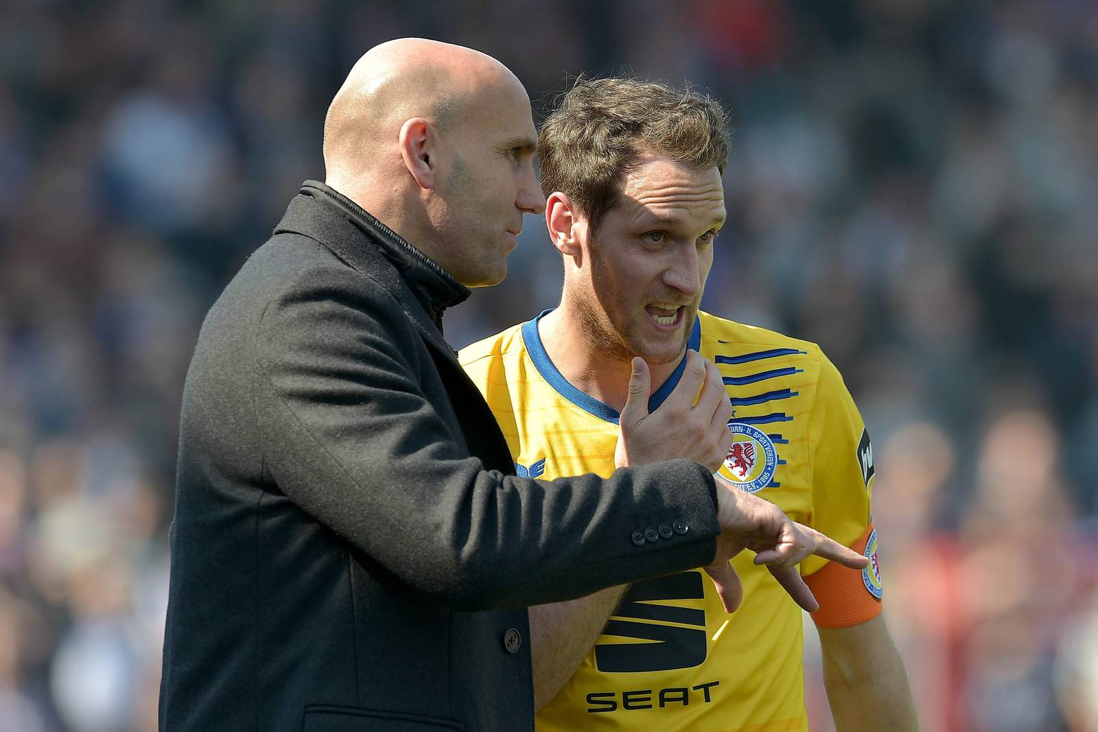 3. liga, eintracht braunschweig, andre schubert, stephan fuerstner André Schubert gibt seinem Kapitän Stephan Fürstner Anweisungen.