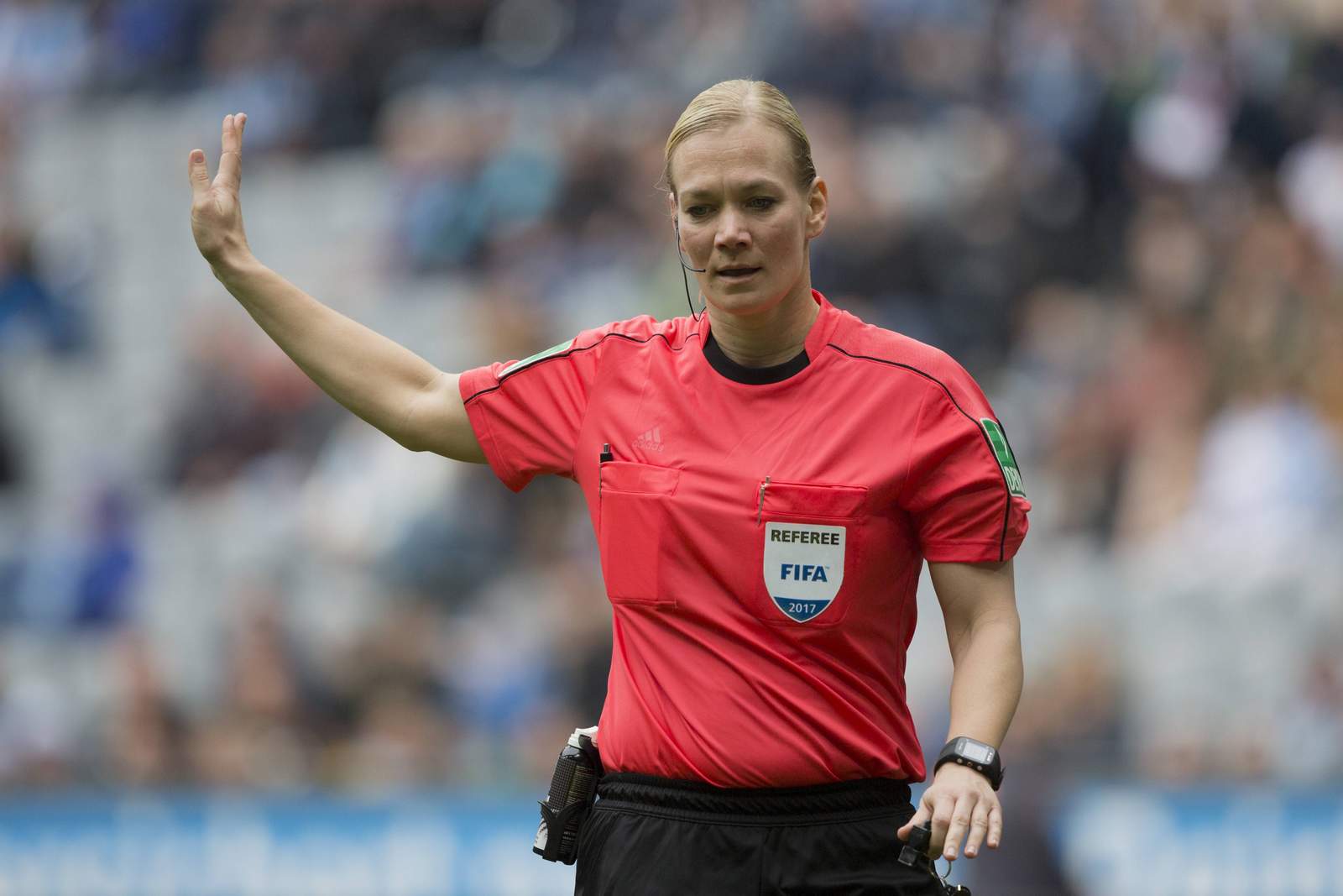 Bibiana Steinhaus ist bei 1860 München gegen den KSC im Einsatz. bibiana steinhaus, schiedsrichter