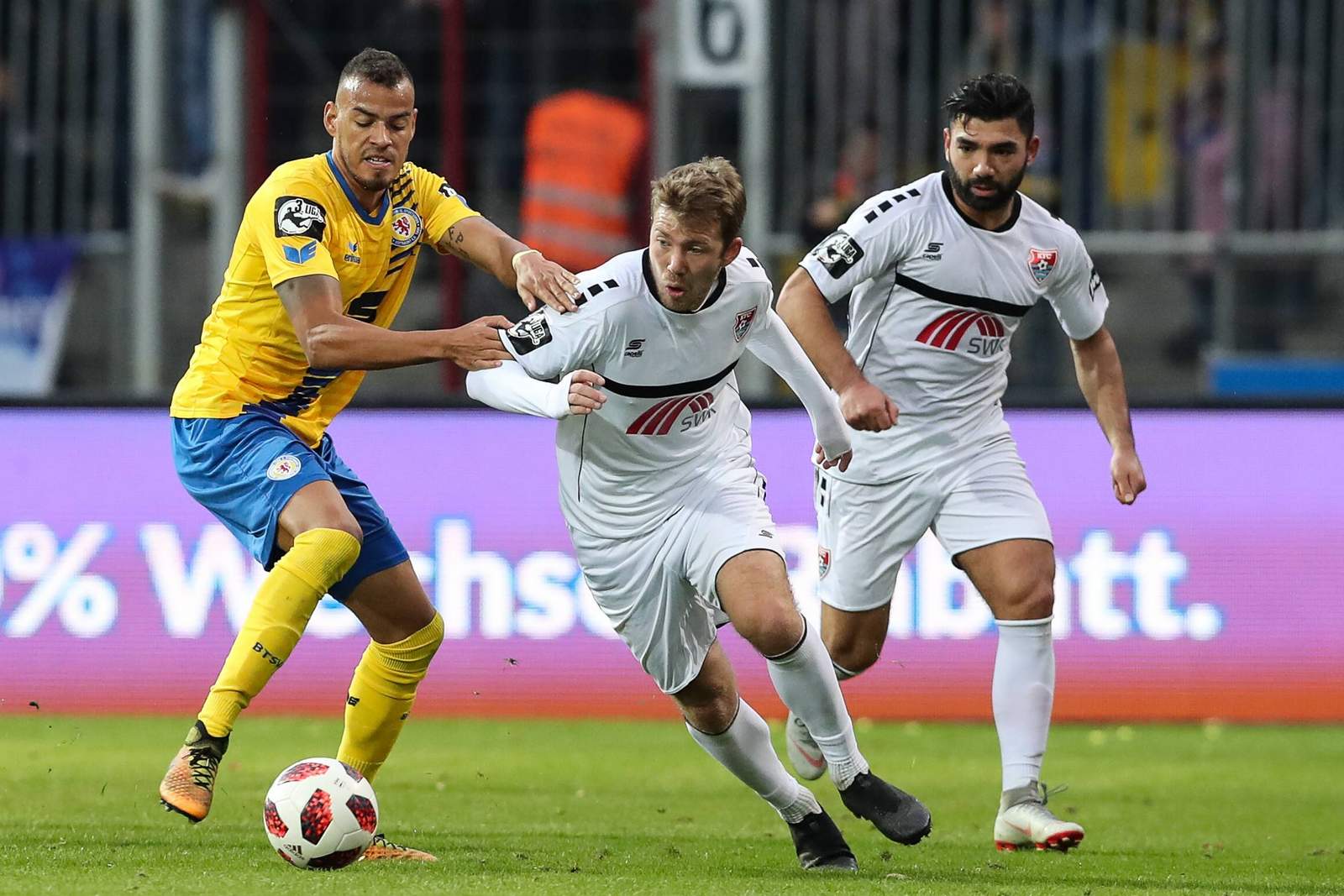 steffen nkansah, connor krempicki, eintracht braunschweig, kfc uerdingen, 3. liga Steffen Nkansah gegen Connor Krempicki.