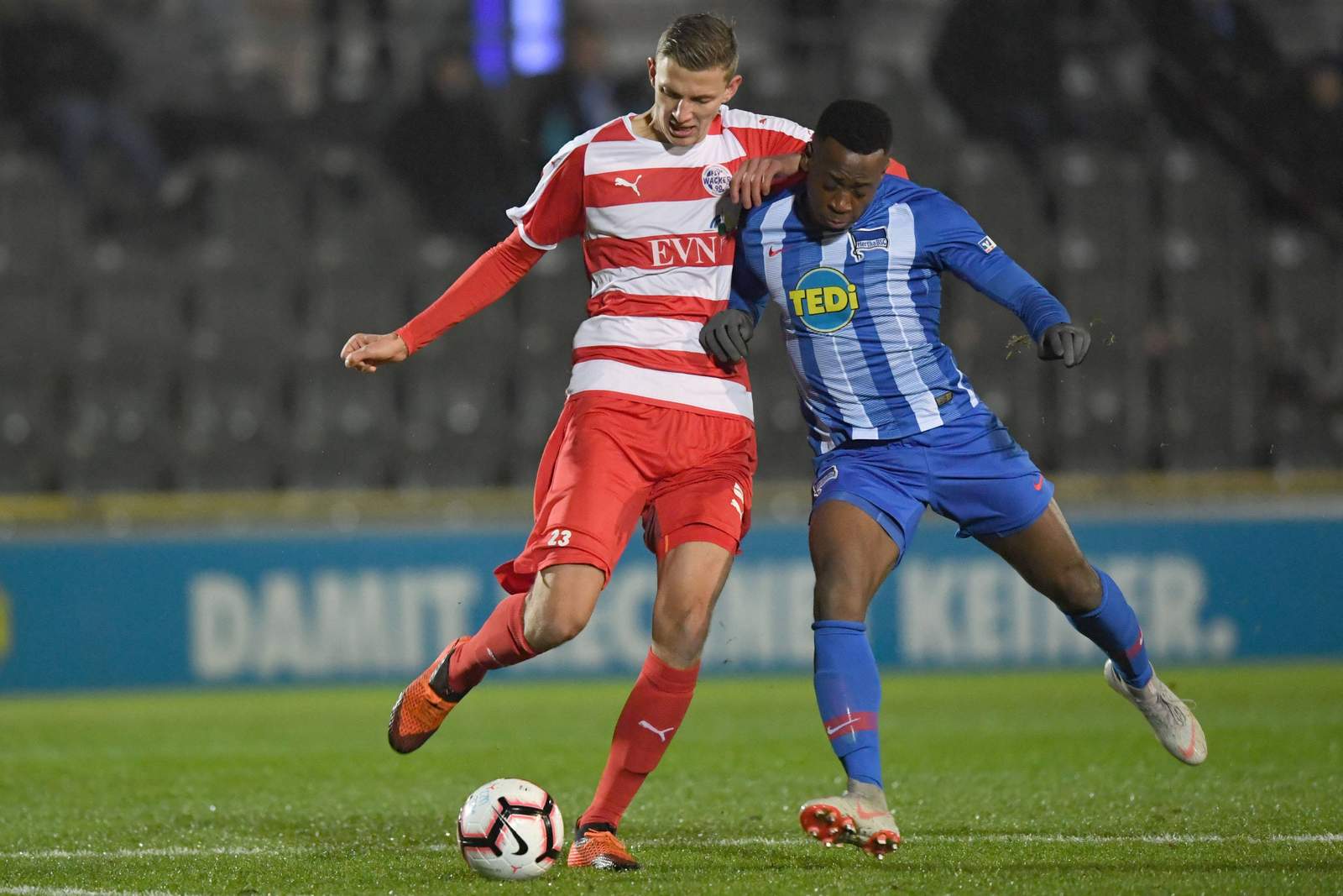 müller nordhausen regionalliga Zweikampf zwischen Felix Müller von Nordhausen beim Spiel gegen Hertha U23
