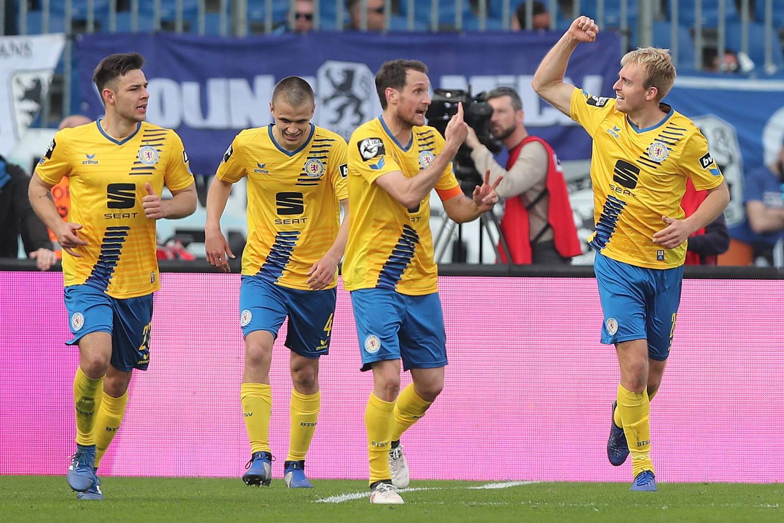 3. liga, eintracht braunschweig, julius dueker Julius Düker (r.) bejubelt seinen späten Ausgleich gegen 1860.