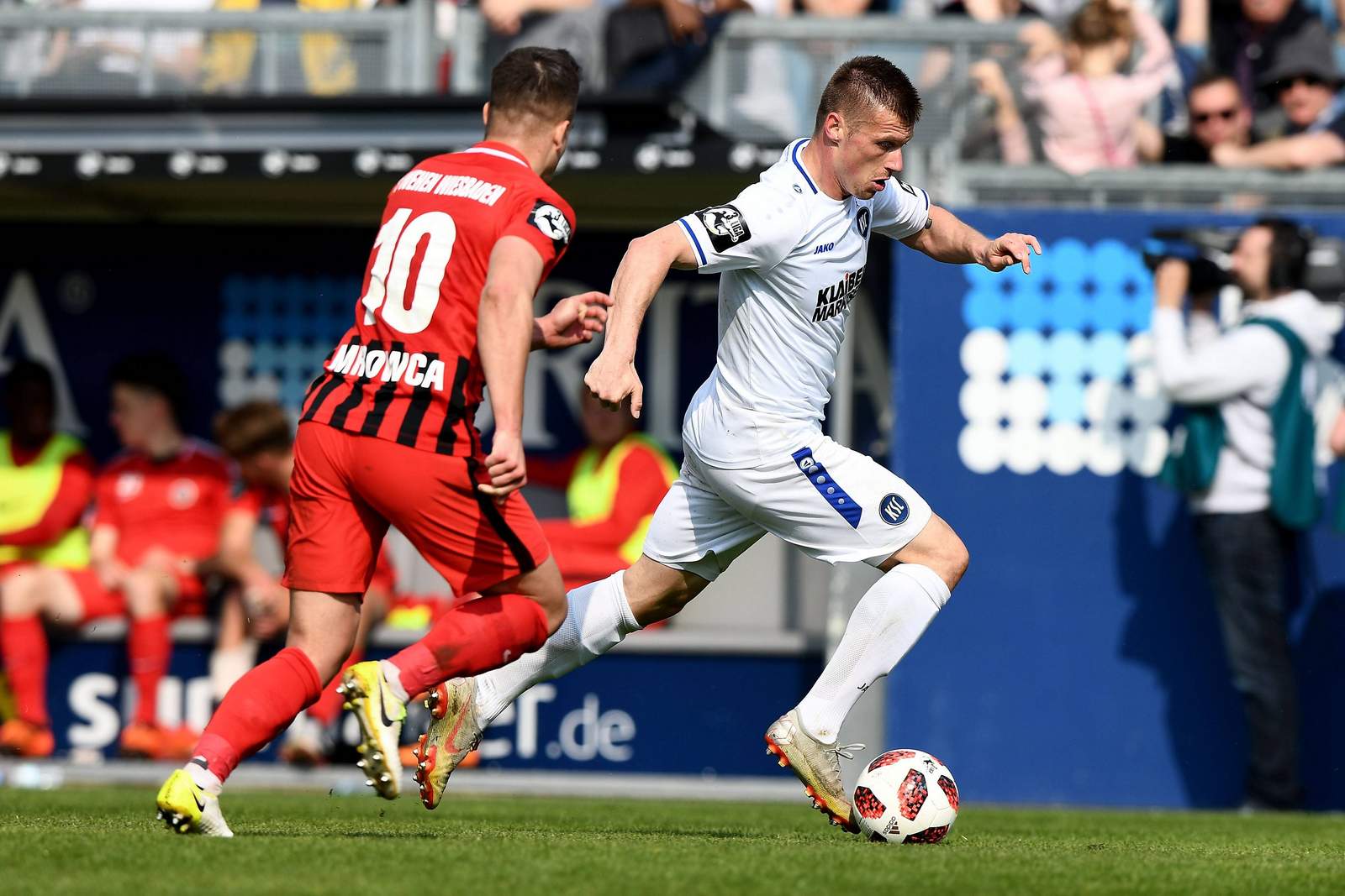 3. liga, ksc, marvin pourie Marvin Pourié (r.) gegen Sebastian Mrowca.