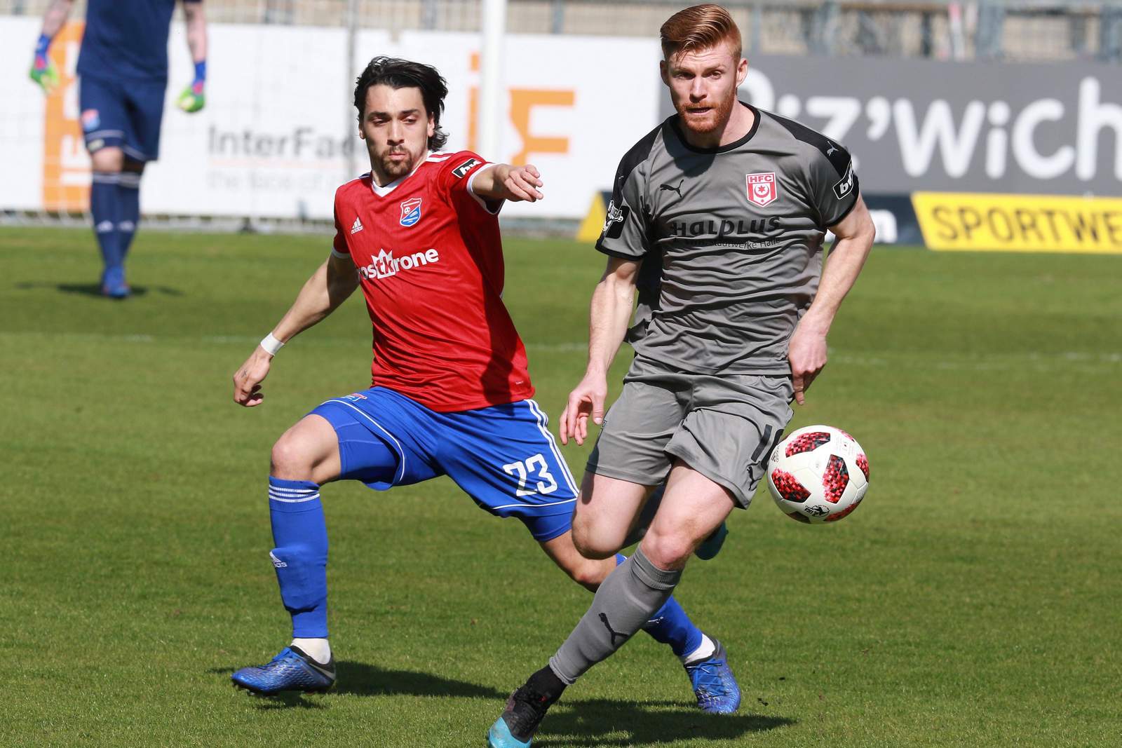 3. liga, hallescher fc, mathias fetsch Mathias Fetsch (r.) im Duell mit Markus Schwabl.