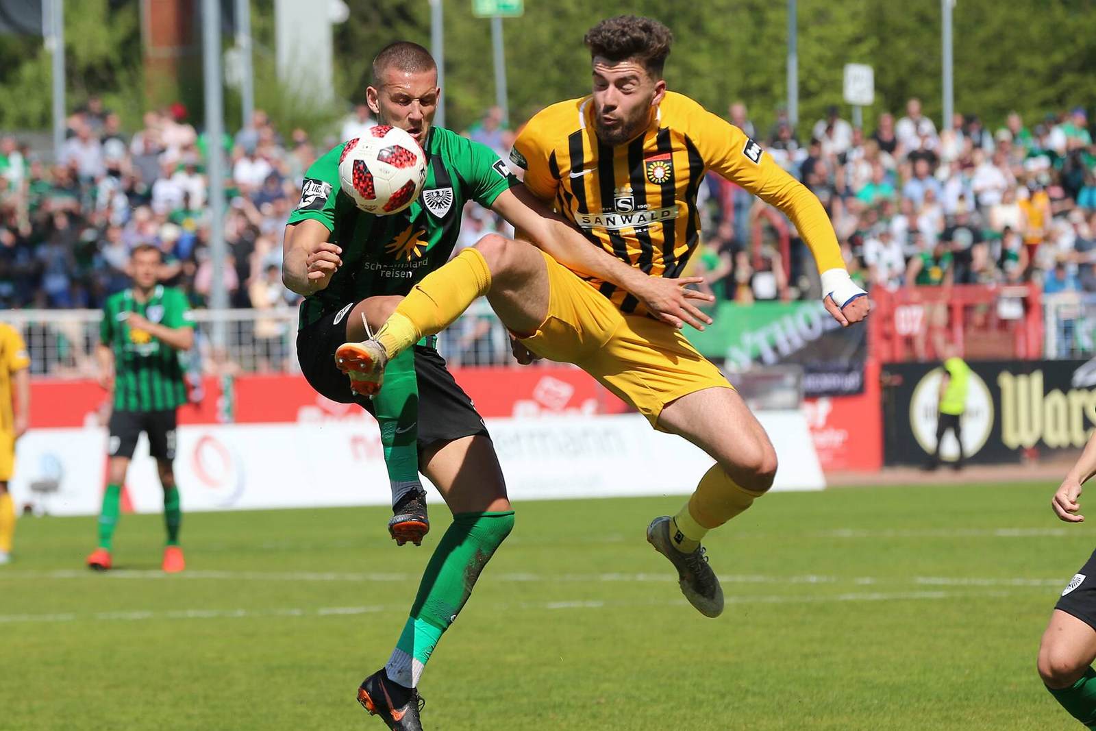 rene klingenburg, dominik pelivan, sg sonnenhof großaspach, 3. liga Rene Klingenburg gegen Dominik Pelivan im Zweikampf