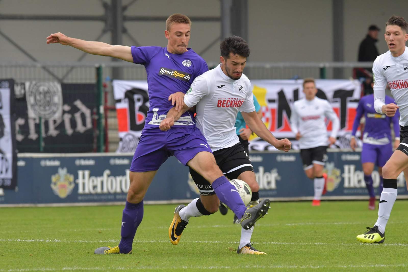 Lach, Wattenscheid, Yildirim, Verl, Regionalliga West Frederik Lach von der SG Wattenscheid gegen Aygün Yildirim vom SC Verl