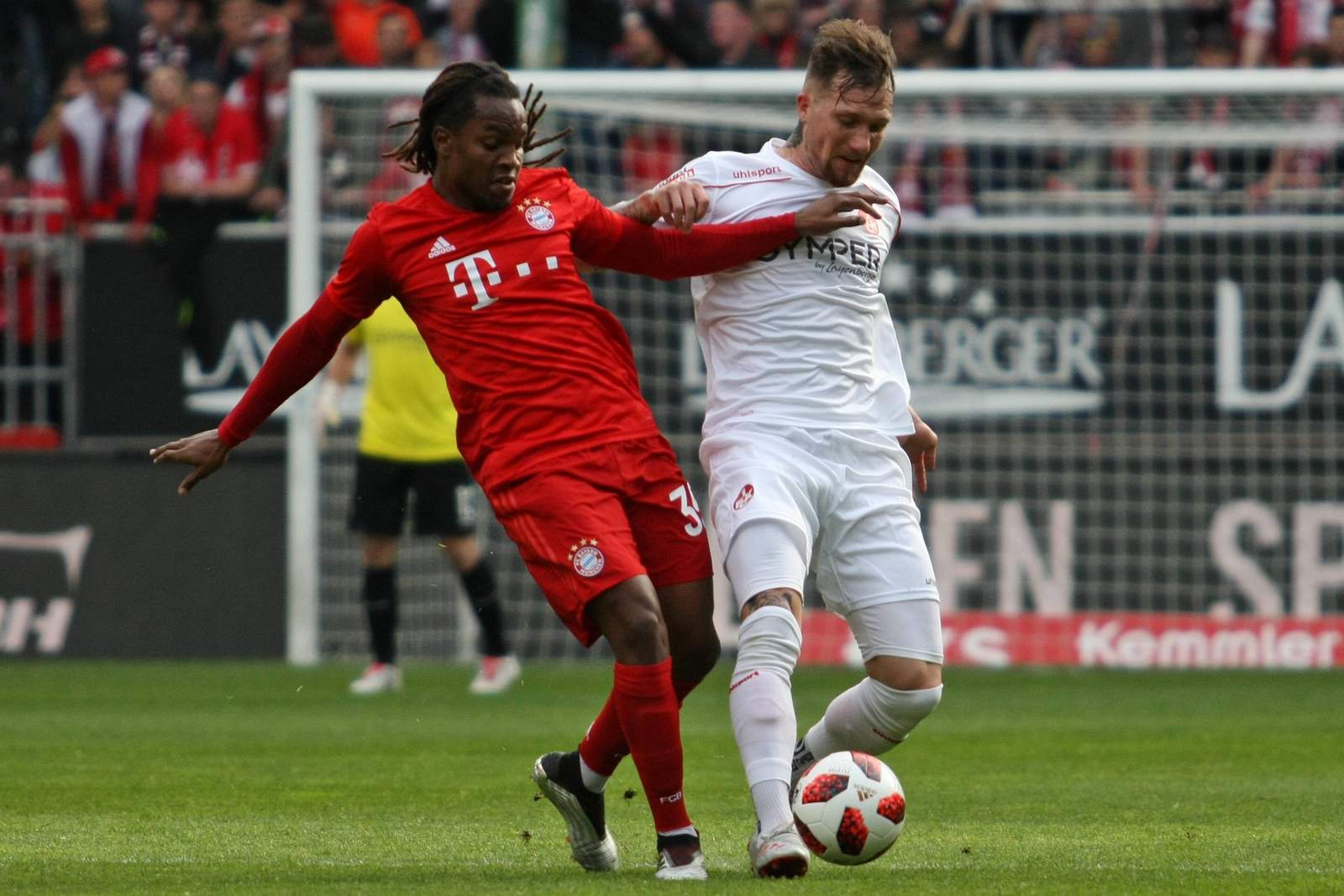 Renato Sanches vom FC Bayern gegen Jan Löhmannsröben vom FCK