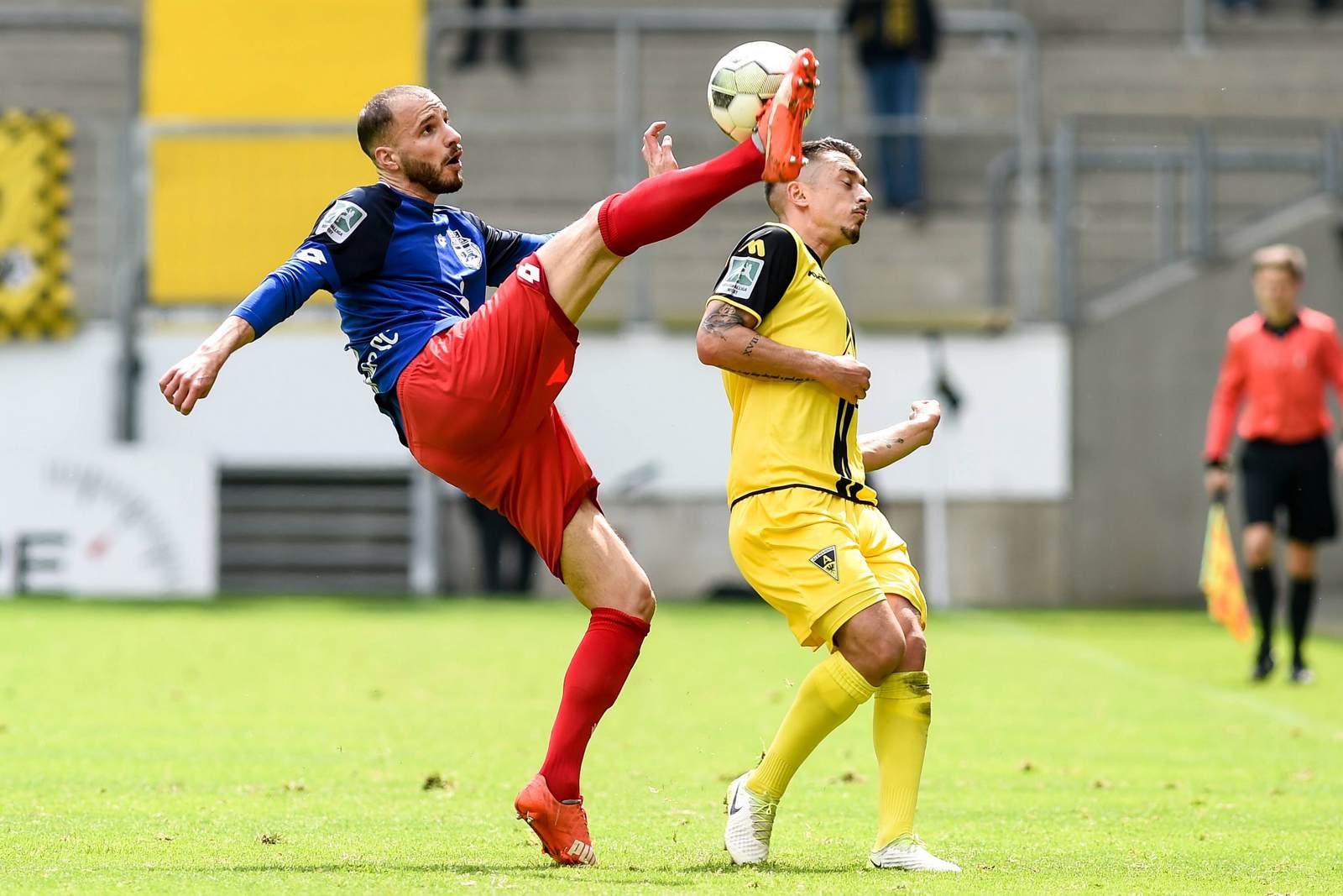 adis omerbasic, bonner sc, regionalliga west Adis Omerbasic legt den Ball vorbei