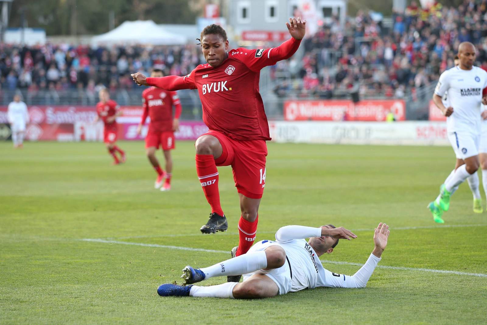 3. liga, würzburger kickers, caniggia elva Caniggia Elva überspringt Daniel Gordon.