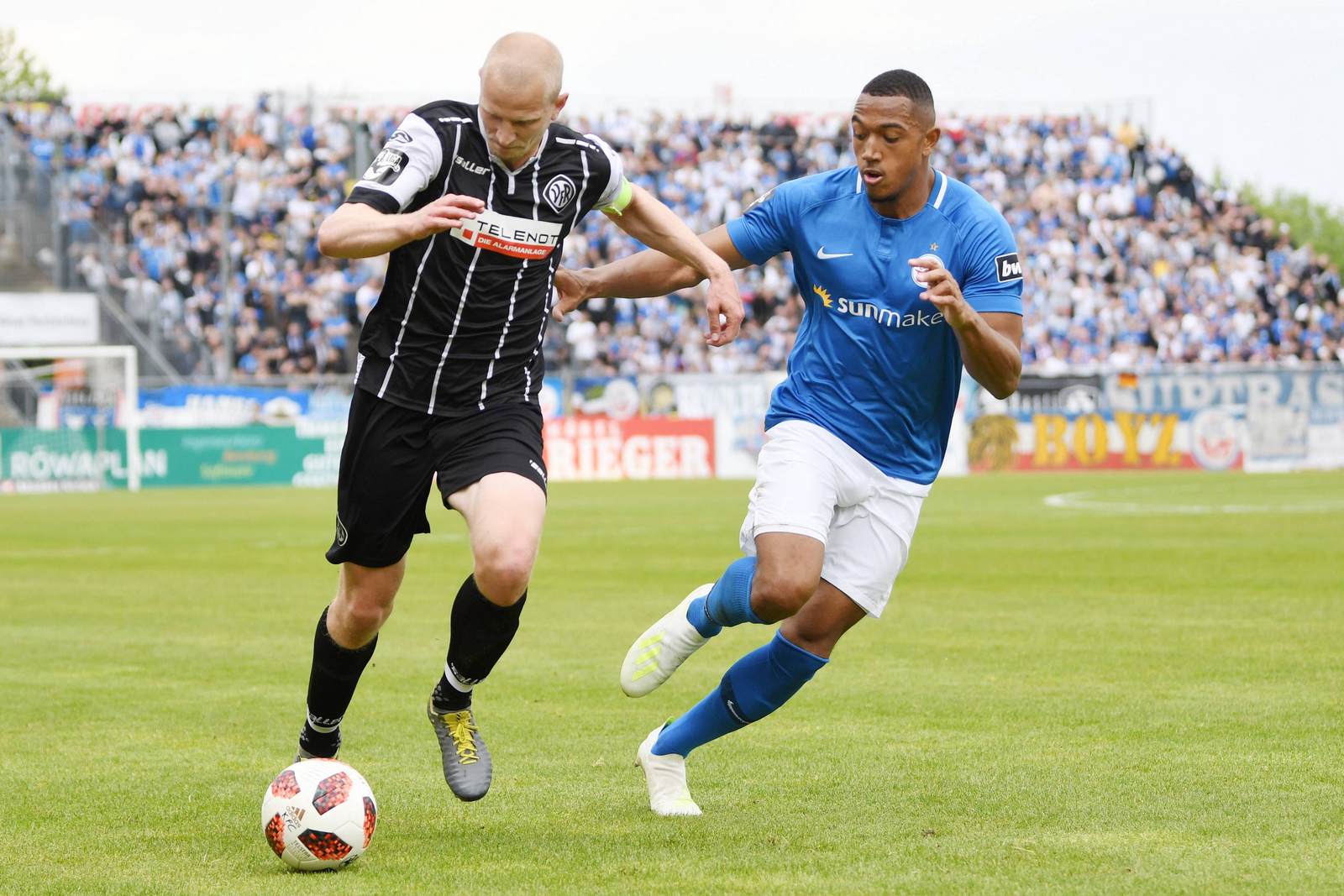 clemens schoppenhauer, anton donkor, vfr aalen, hansa rostock, 3. liga Clemens Schoppenhauer im Duell mit Anton Donkor
