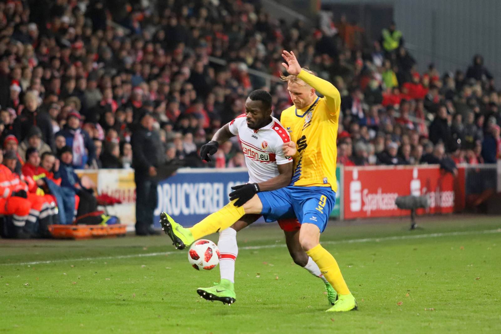 kevin weidlich, philipp hofmann, energie cottbus, eintracht braunschweig, 3. liga Kevin Weidlich gegen Philipp Hofmann im Zweikampf.