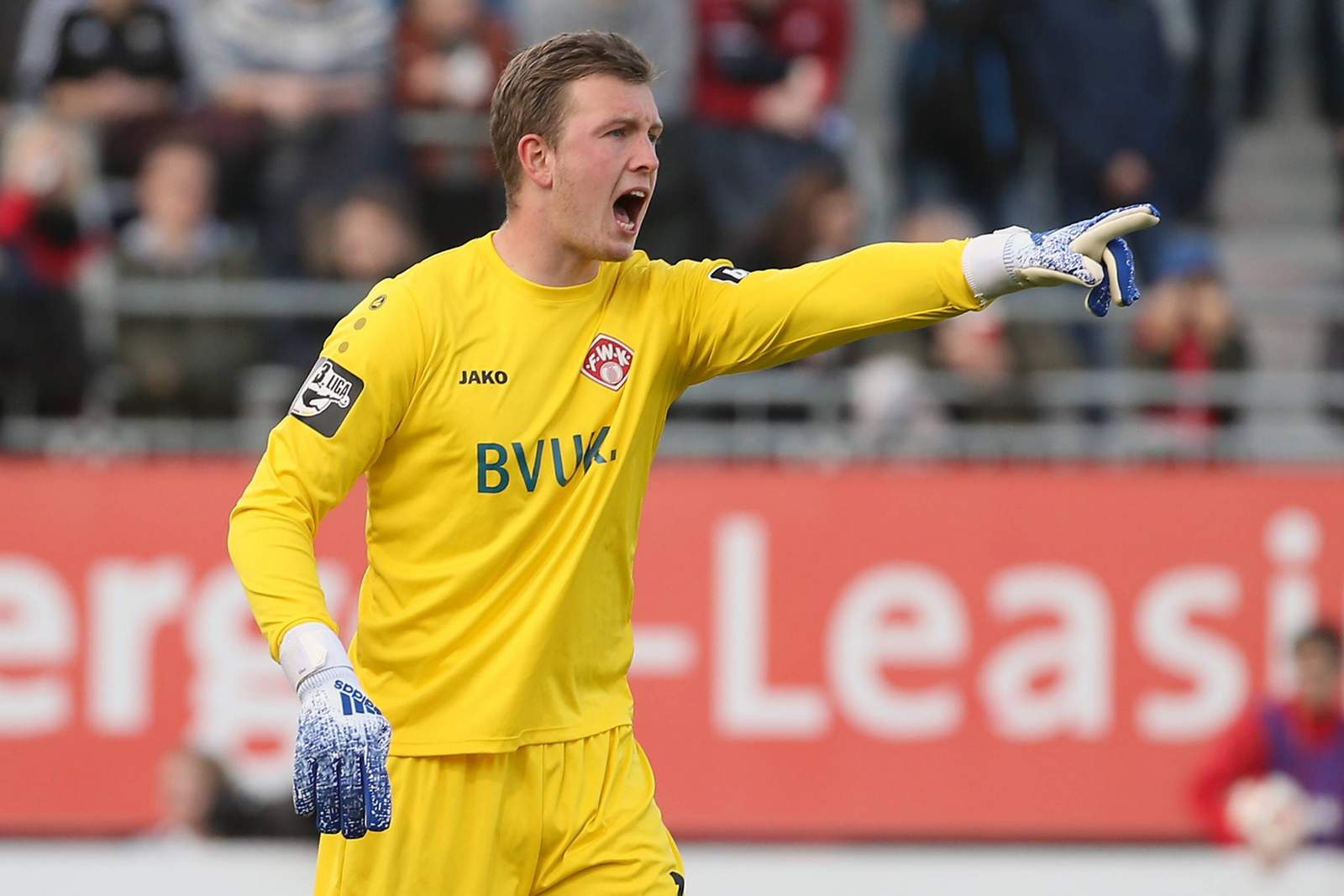 3. liga, wuerzburger kickers, michael schiele Leon Bätge gibt Anweisungen.