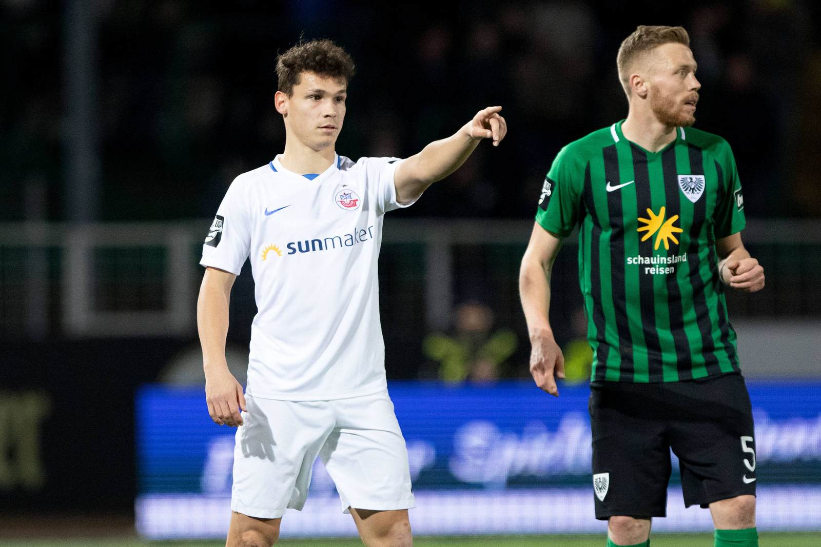 lukas scherff, hansa rostock, fabian menig, preußen münster, 3. liga Lukas Scherff deutet auf Fabian Menig vom SC Preußen Münster