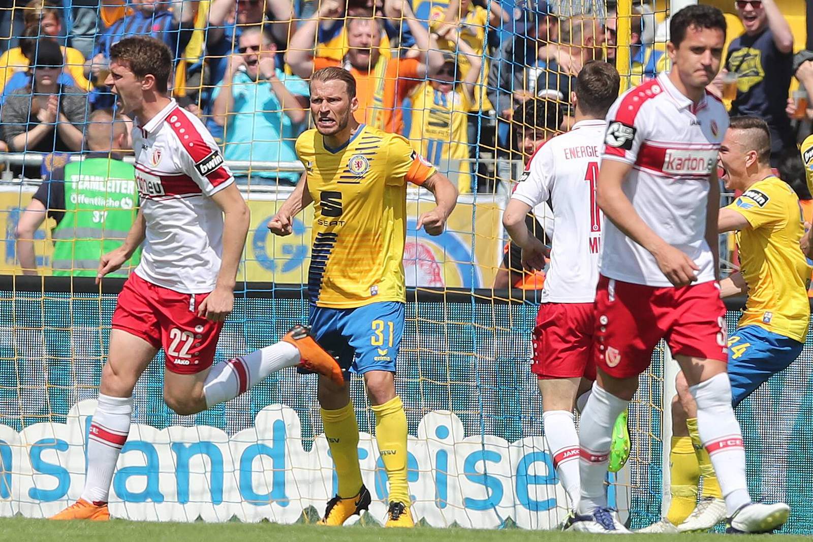 3. liga, eintracht braunschweig, marc pfitzner Marc Pfitzner jubelt gegen Cottbus.