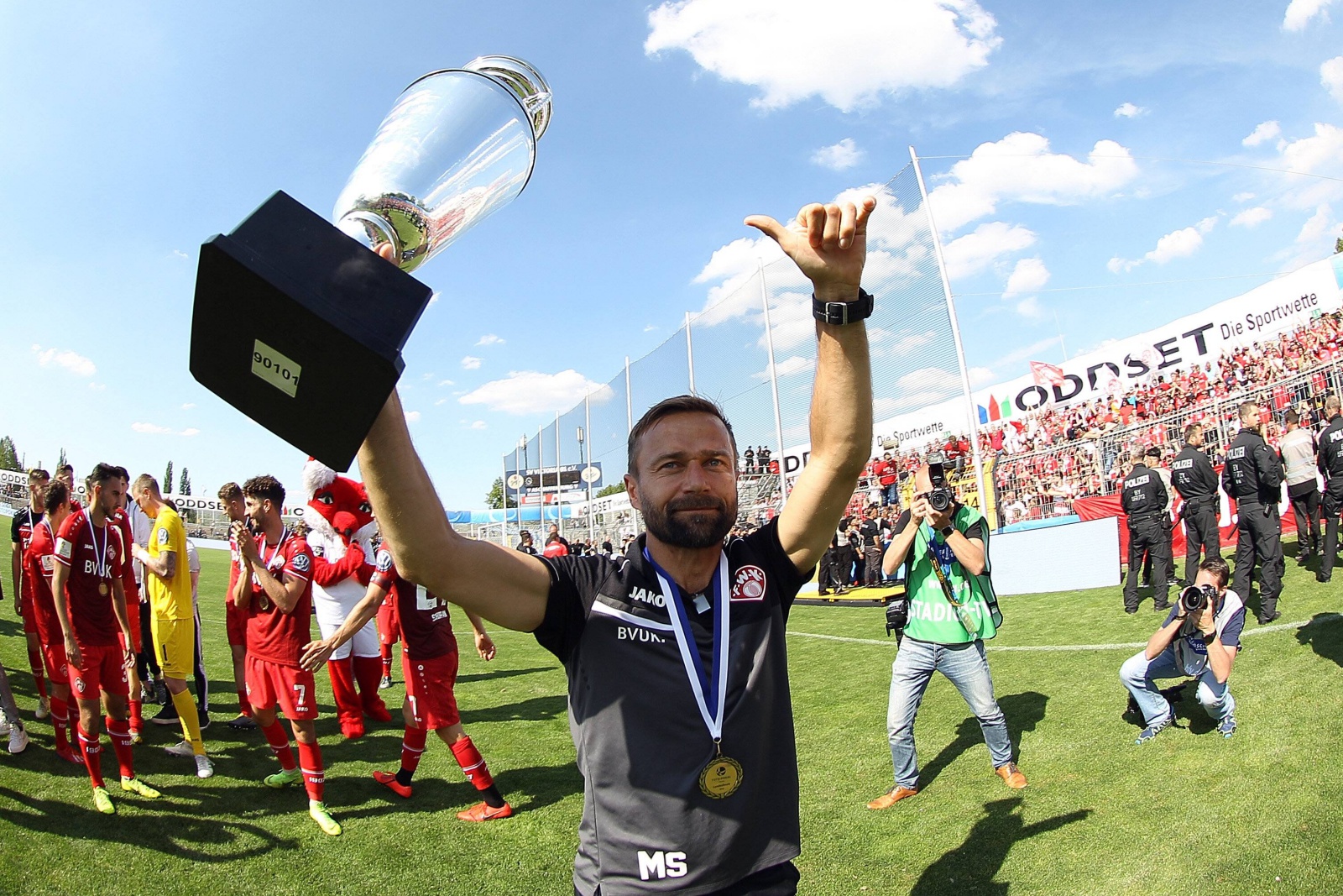 Michael schiele, Würzburger Kickers, landespokal Würzburgs Trainer Michael Schiele nach dem Gewinn des Länderpokals
