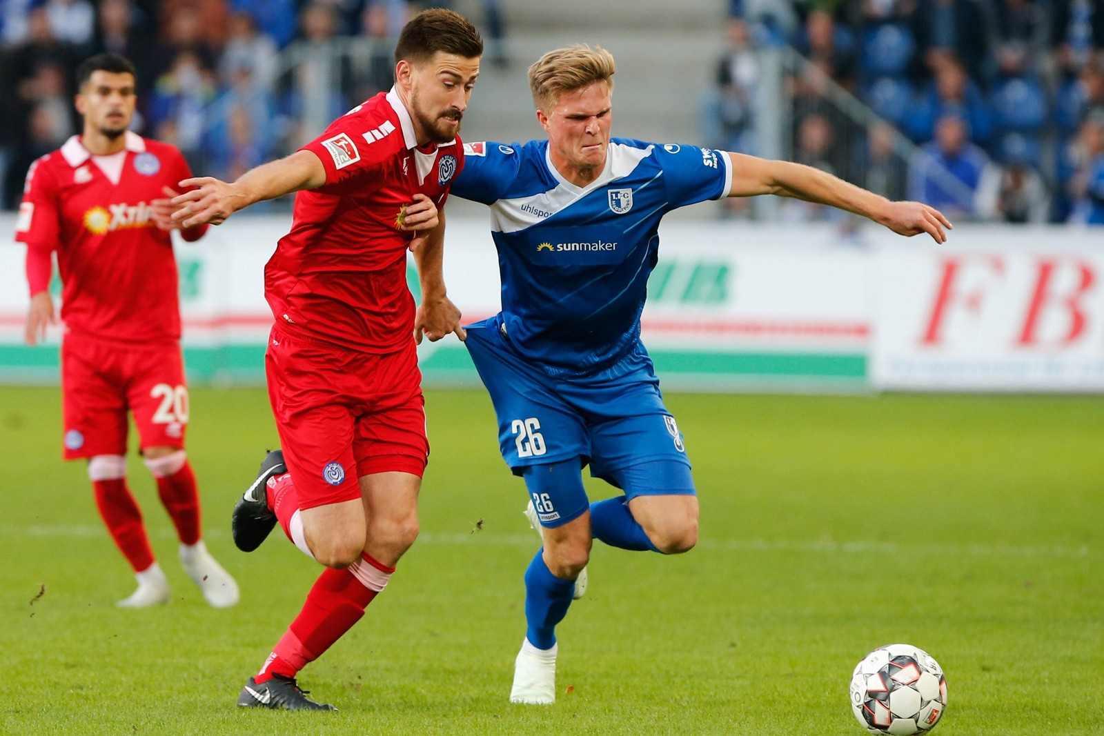 Bülter, bomheuer, magdeburg, duisburg, 3. liga Dustin Bomheuer im Laufduell mit Marius Bülter vom FCM