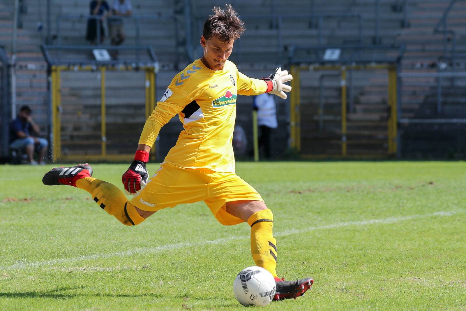 constantin frommann, sc freiburg, regionalliga südwest Constantin Frommann beim Abschlag