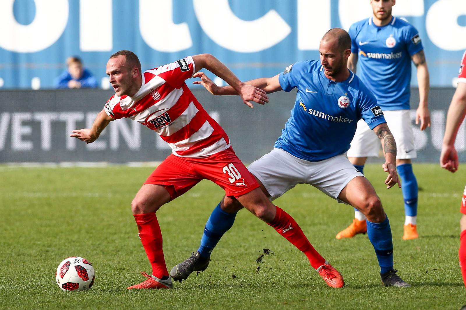 Julius Reinhardt, Zwickau, Tanju Öztürk, 3. Liga Julius Reinhardt vom FSV Zwickau im Duell mit Tanju Öztürk von Hansa Rostock