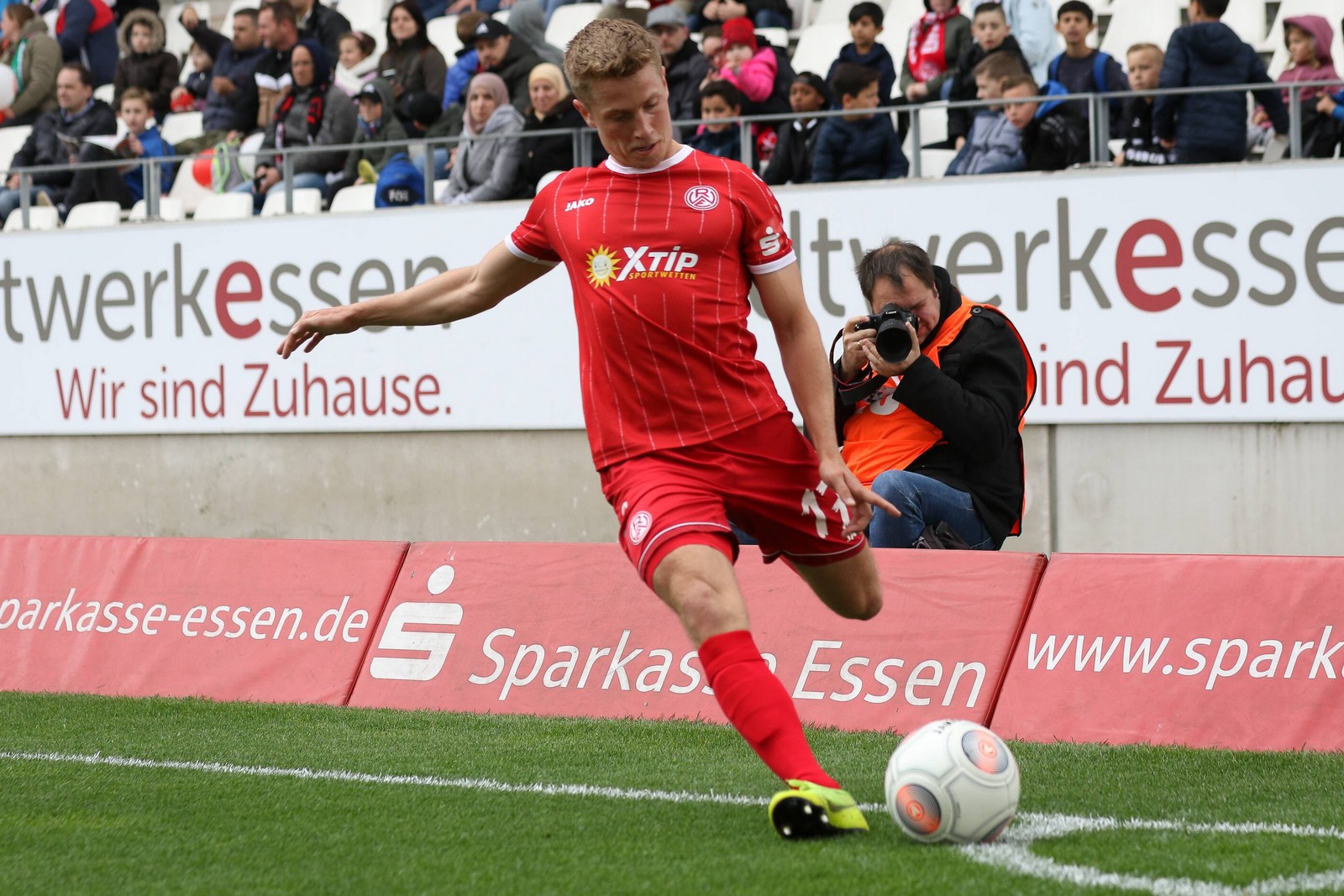 scepanik essen regionalliga Lukas Scepanik tritt Eckball bei Spiel von Rot-Weiß Essen