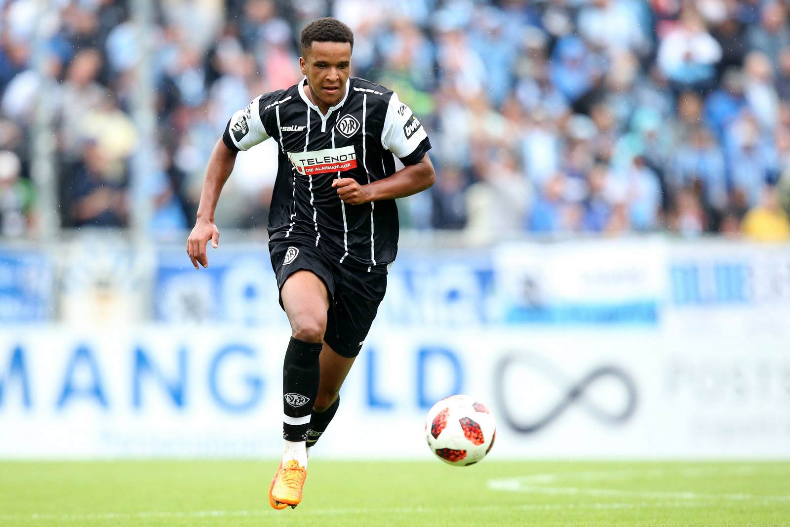 marian sarr, vfr aalen, 3. liga Marian Sarr am Ball für den VfR Aalen