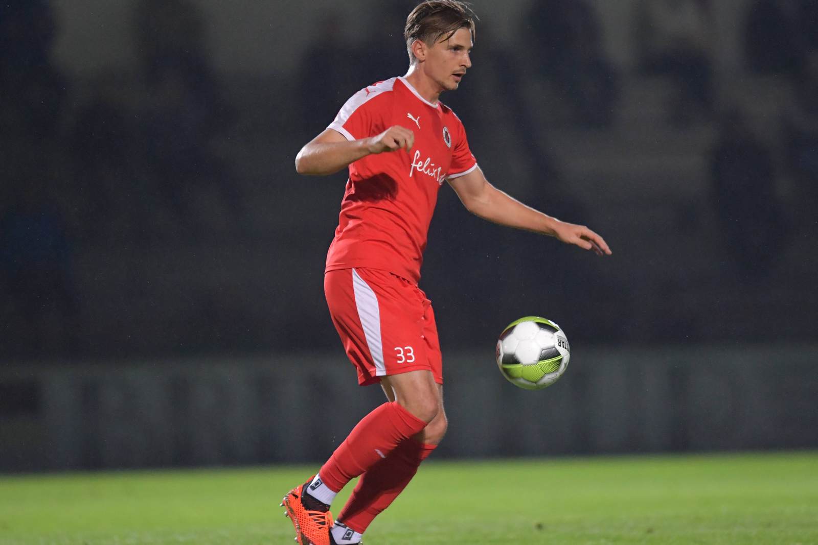 kevin wimmer, viktoria köln, regionalliga west Kevin Wimmer am Ball für Viktoria Köln