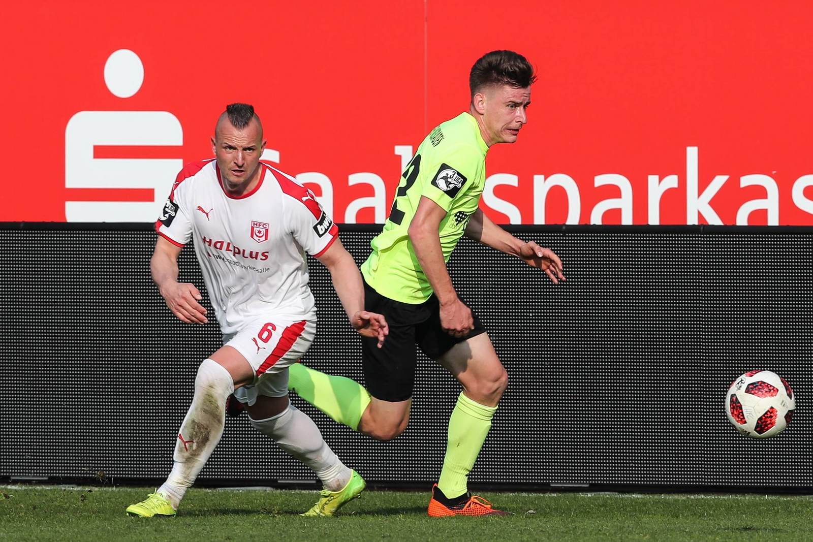 toni lindenhahn, florian hansch, hallescher fc, wehen wiesbaden, 3. liga Toni Lindenhahn im Zweikampf mit Florian Hansch