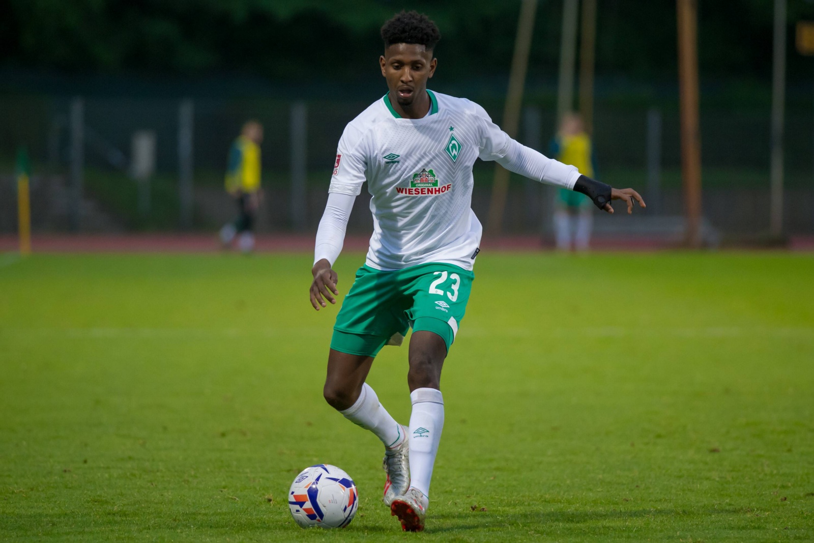 boubacar Barry, Werder Bremen II, Regionalliga Nord Boubacar Barry am Ball für Werder Bremen II