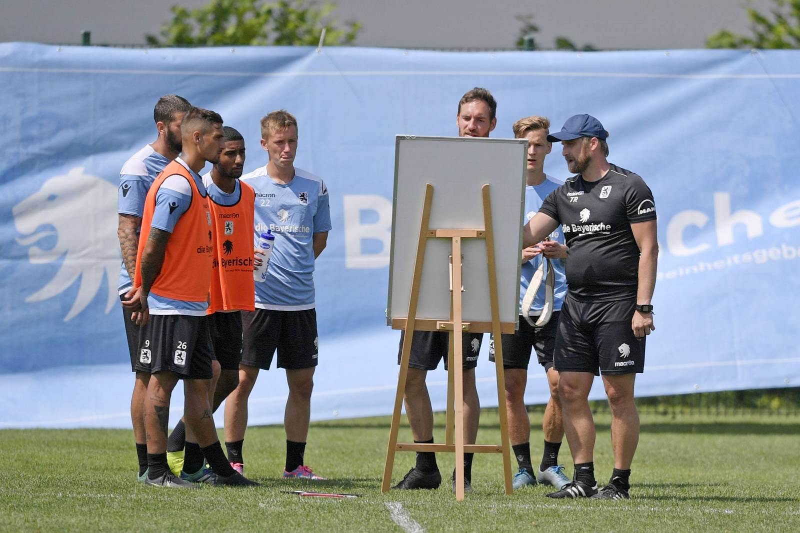 daniel bierofka, 1860 münchen, 3. liga Daniel Bierofka vor der Taktiktafel