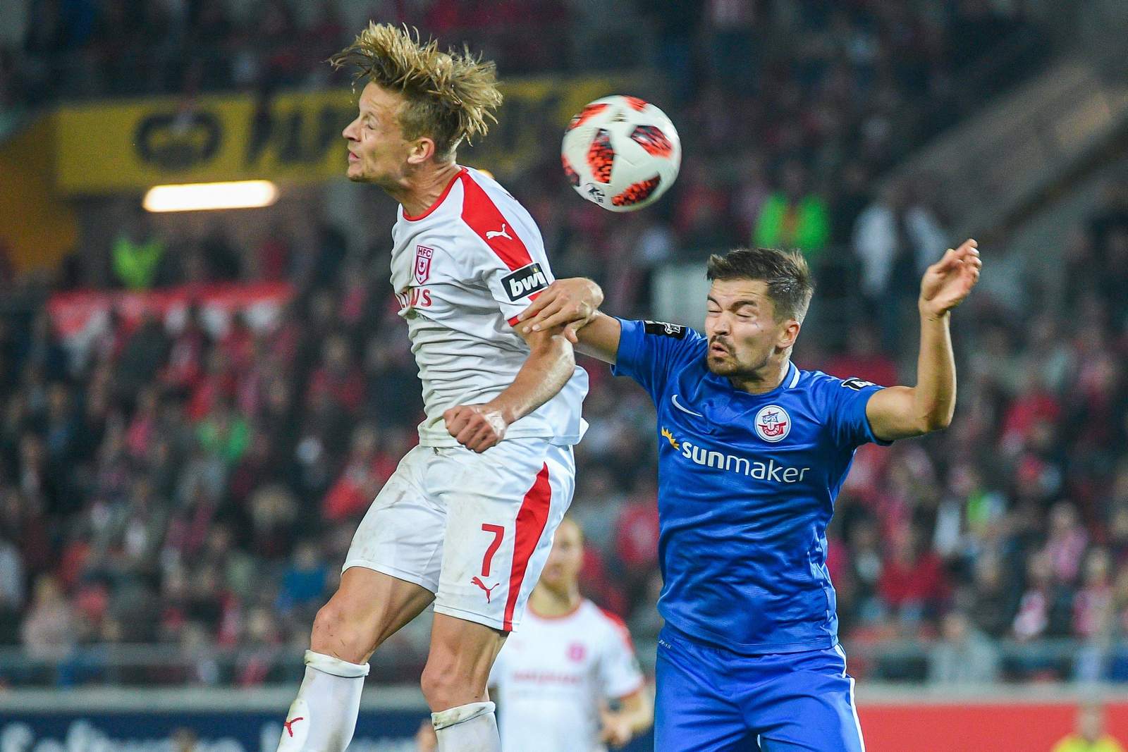 3. liga, hfc, bentley baxter bahn, hansa rostock, julian riedel Bentley Baxter Bahn (l.) gegen Julian Riedel.