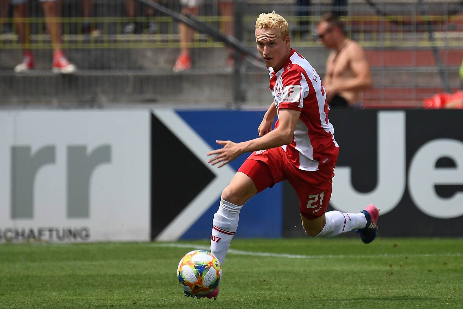luke hemmerich, würzburger kickers, 3. liga Luke Hemmerich am Ball für die Würzburger Kickers