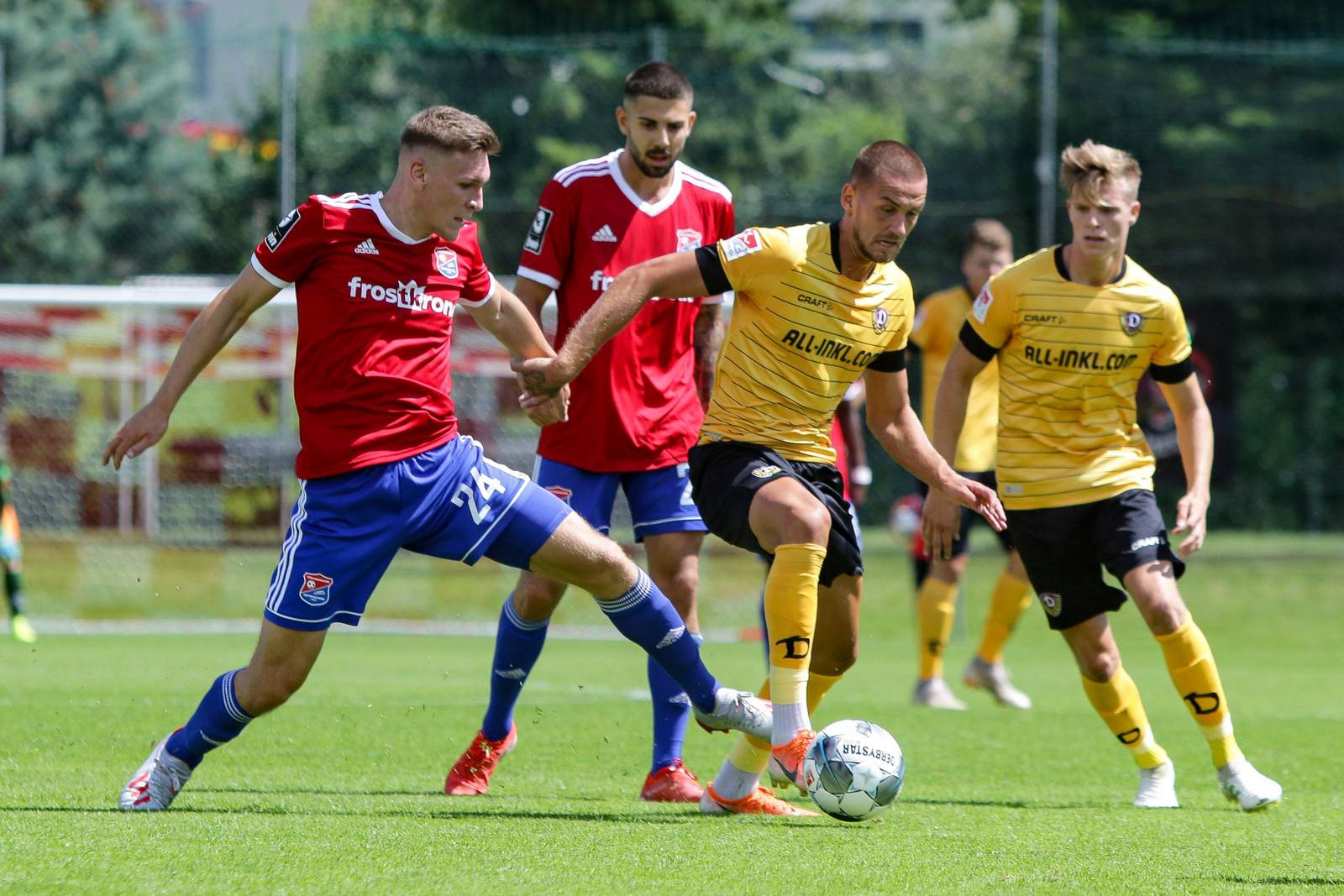 3. liga, spvgg unterhaching, niclas stierlin Niclas Stierlin (l.) gegen René Klingenburg.