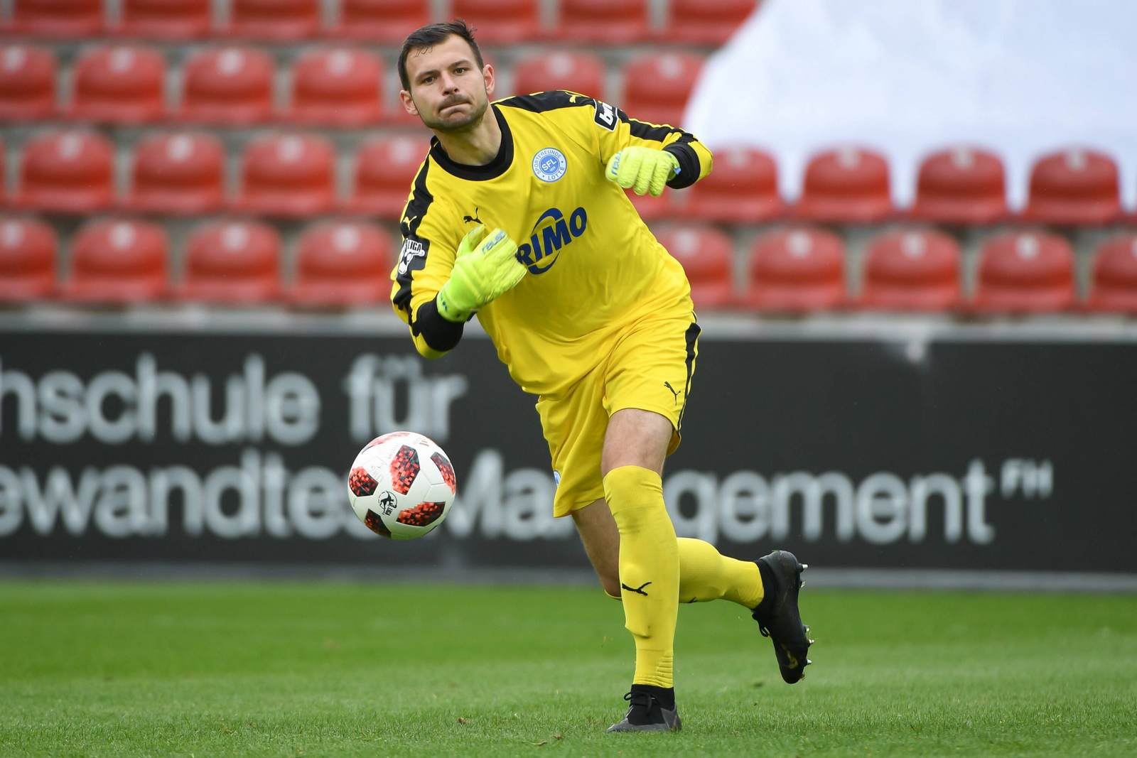 steve kroll, sportfreunde lotte, 3. liga Steve Kroll beim Abwurf