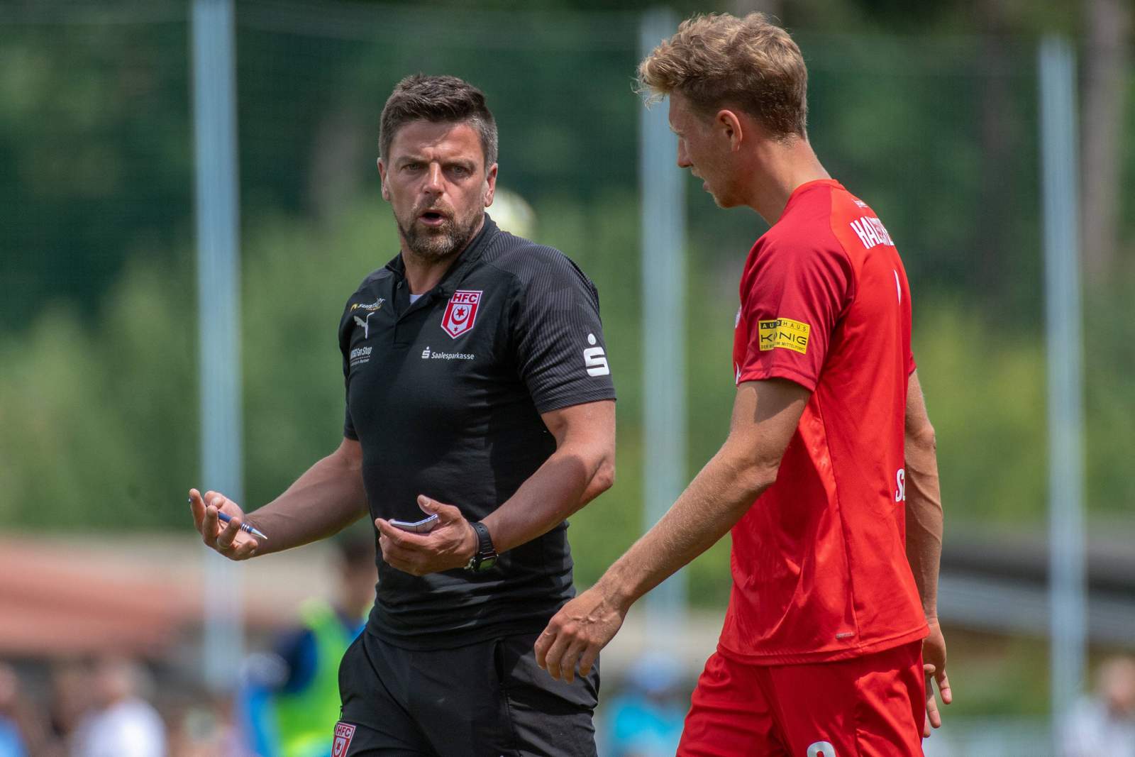 3. liga, hallescher fc, torsten ziegner, tobias schilk Torsten Ziegner (l.) im Gespräch mit Tobias Schilk.