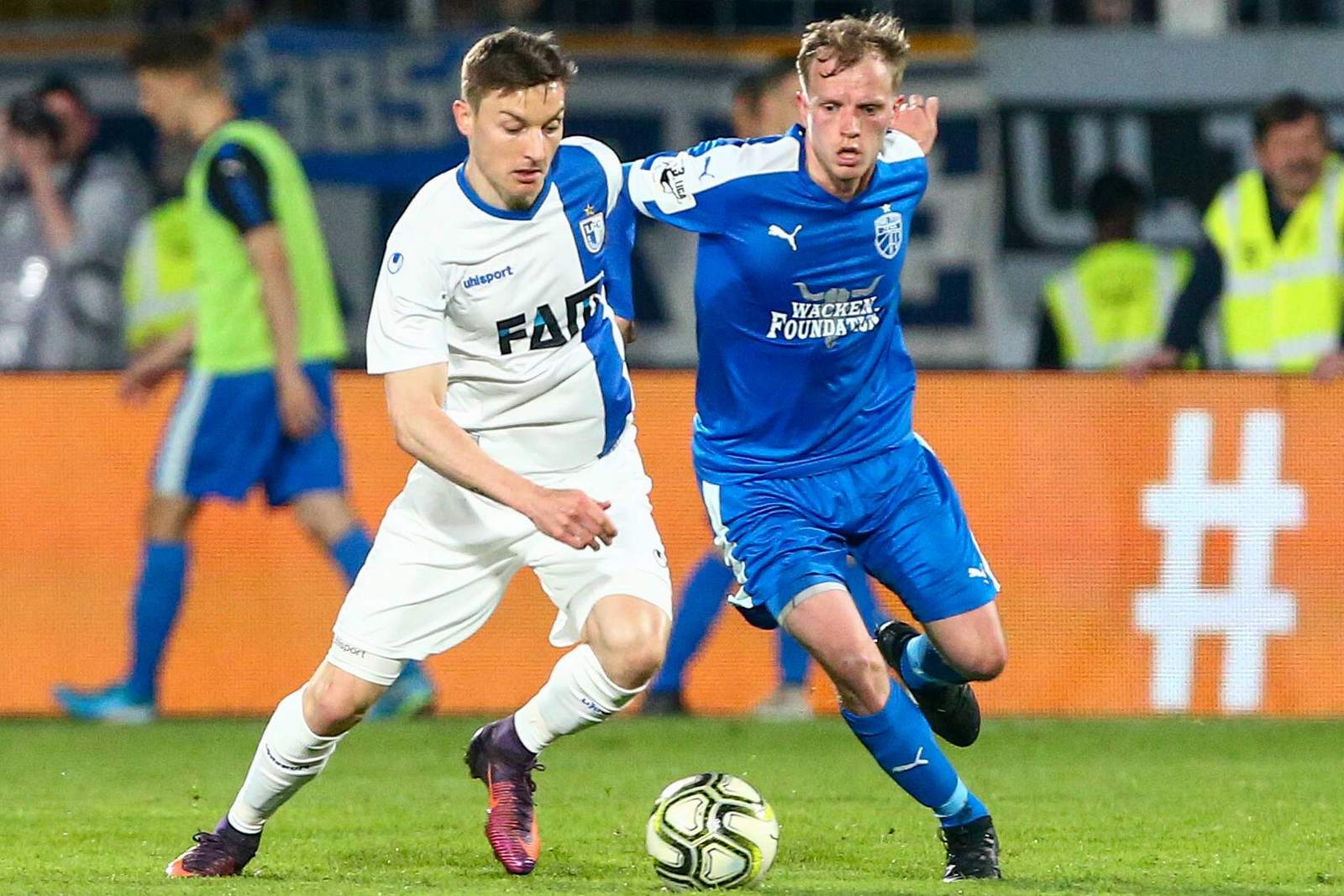 Laprevotte, Magdeburg, Eckardt, jena, 3. liga Charles Laprevotte vom 1. FC Magdeburg gegen Rene Eckardt von carl Zeiss jena