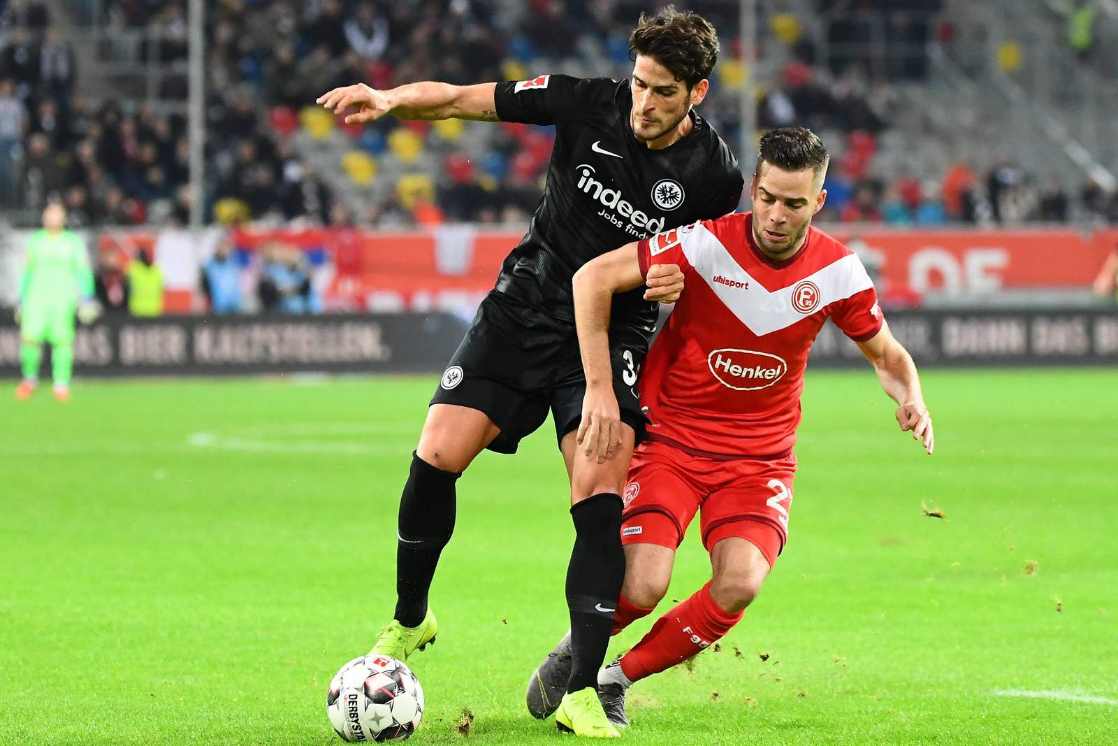 Gonacalo Paciencia, Eintracht Frankfurt, Niko Gießelmann, Düsseldorf, Bundesliga Goncalo Paciencia von Eintracht Franfurt gegen Niko Gießelmann von Fortuna Düsseldorf
