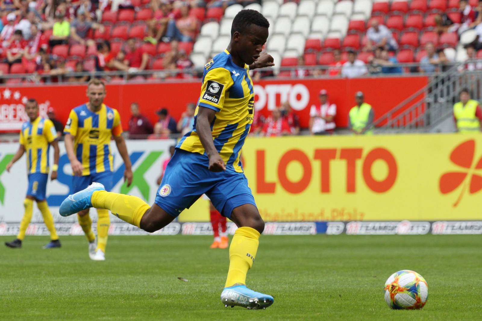 alfons amade, eintracht braunschweig, 3. liga Alfons Amade beim Flanken