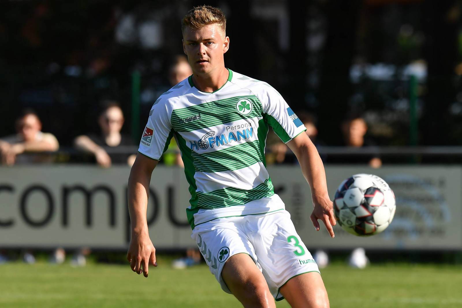 daniel steininger, greuther fürth, 2. bundesliga Daniel Steininger am Ball für Greuther Fürth
