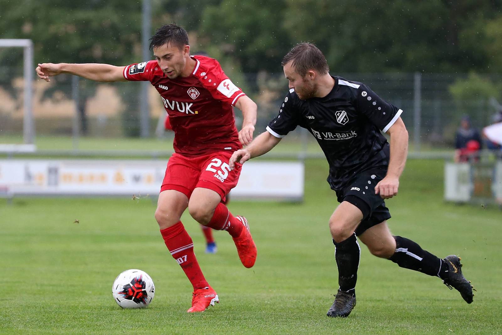 Dominik Meisel, Thomas Ballbach, würzburger kickers, sv mosbach, toto pokal Dominik Meisel im Duell mit Thomas Ballbach