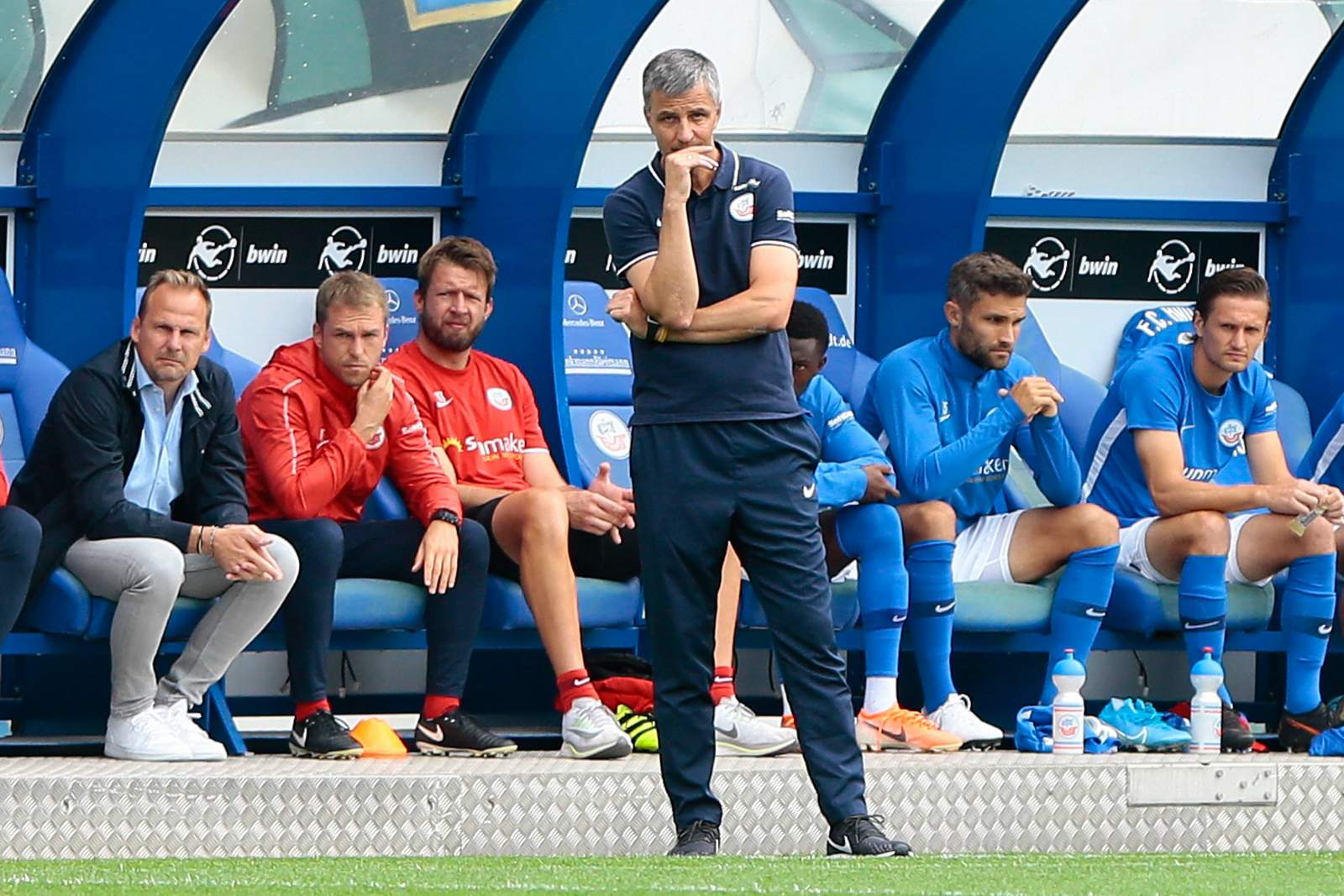 3. liga, hansa rostock, jens haertel Cheftrainer Jens Härtel vor der Hansa-Bank.