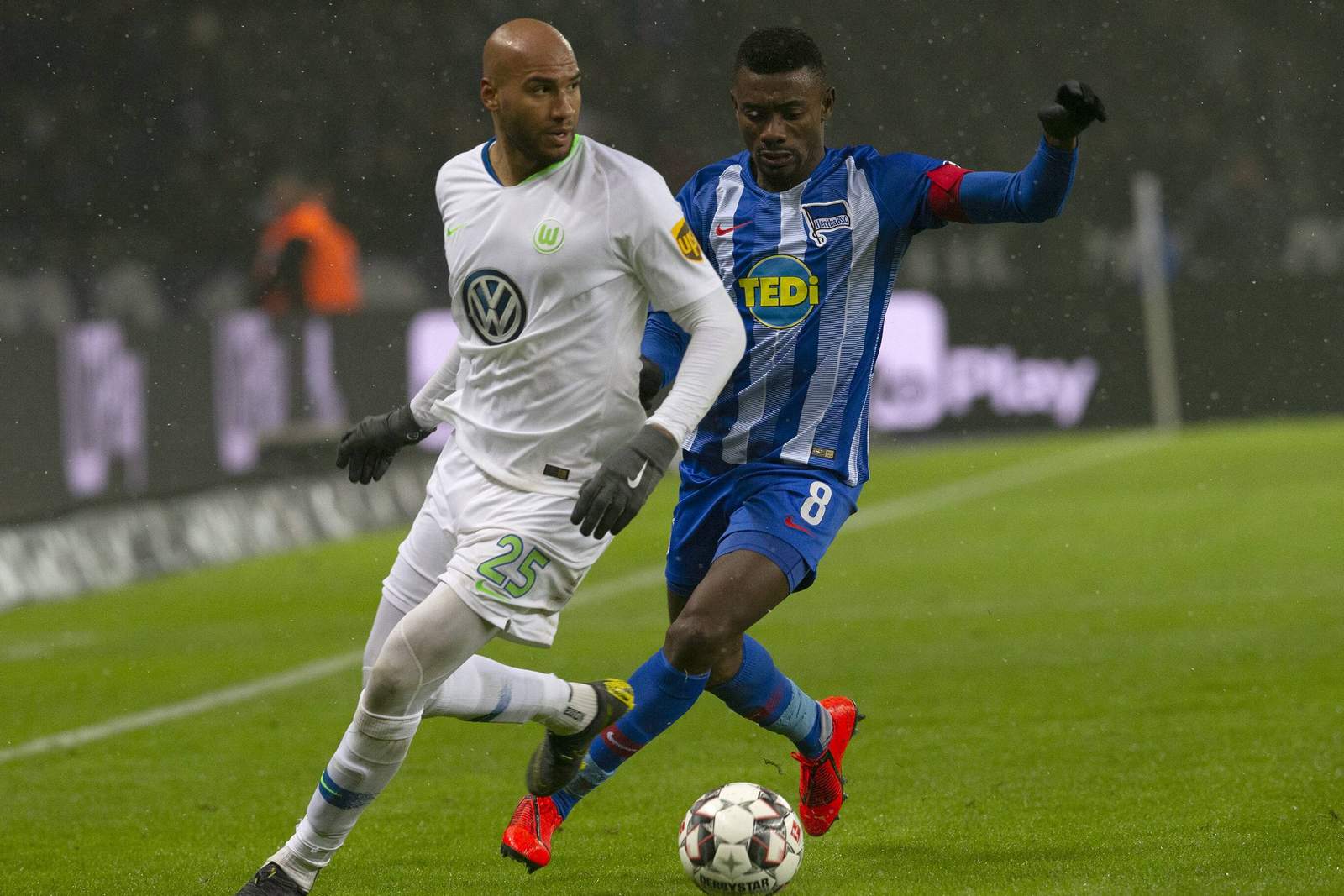 1. bundesliga, hertha bsc, salomon kalou, vfl wolfsburg, john anthony brooks John Anthony Brooks von Wolfsburg gegen Salomon Kalou von Hertha BSC.
