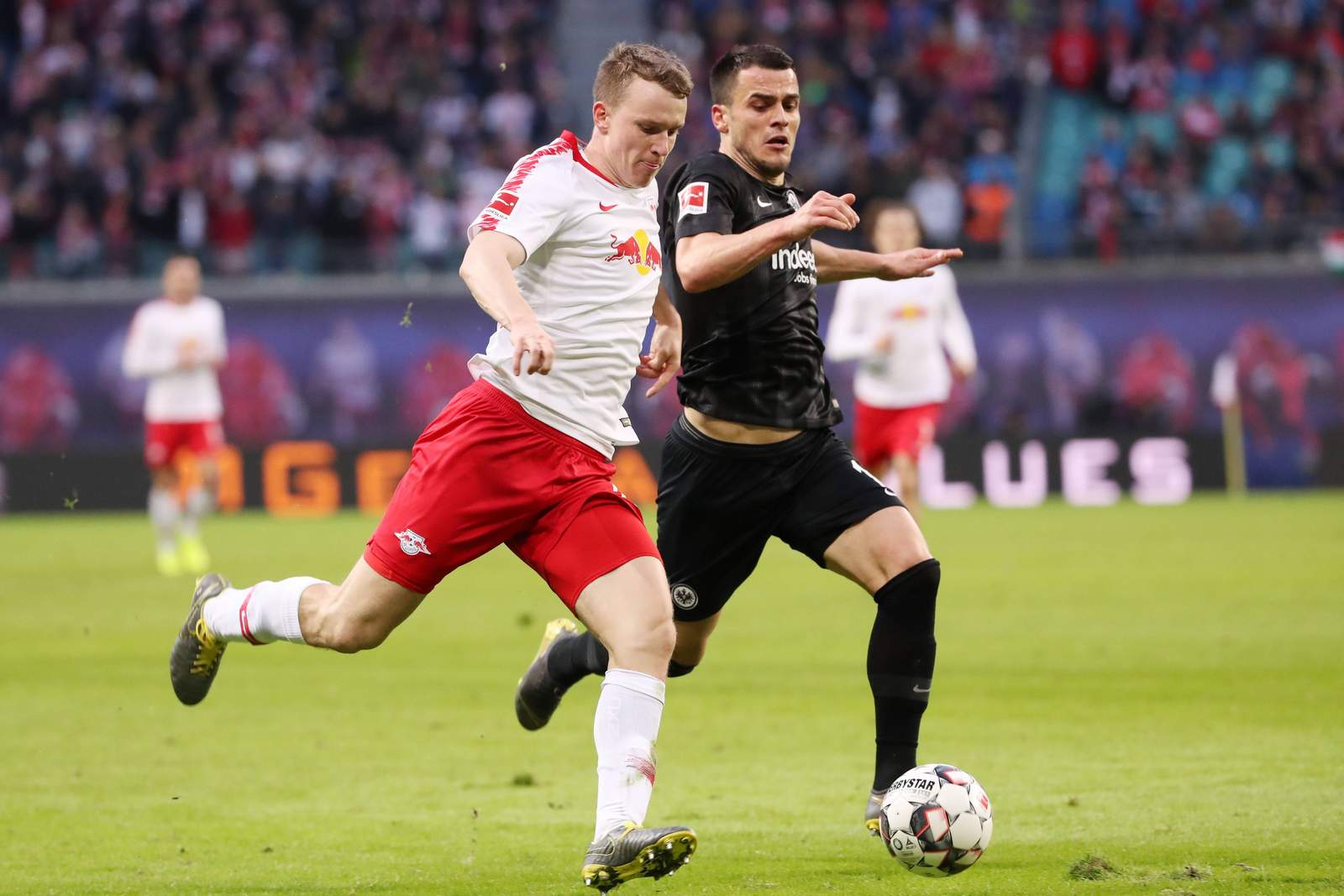 bundesliga, rb leipzig, lukas klostermann, eintracht frankfurt, filip kostic Lukas Klostermann von RB Leipzig (l.) gegen Filip Kostic von Eintracht Frankfurt.