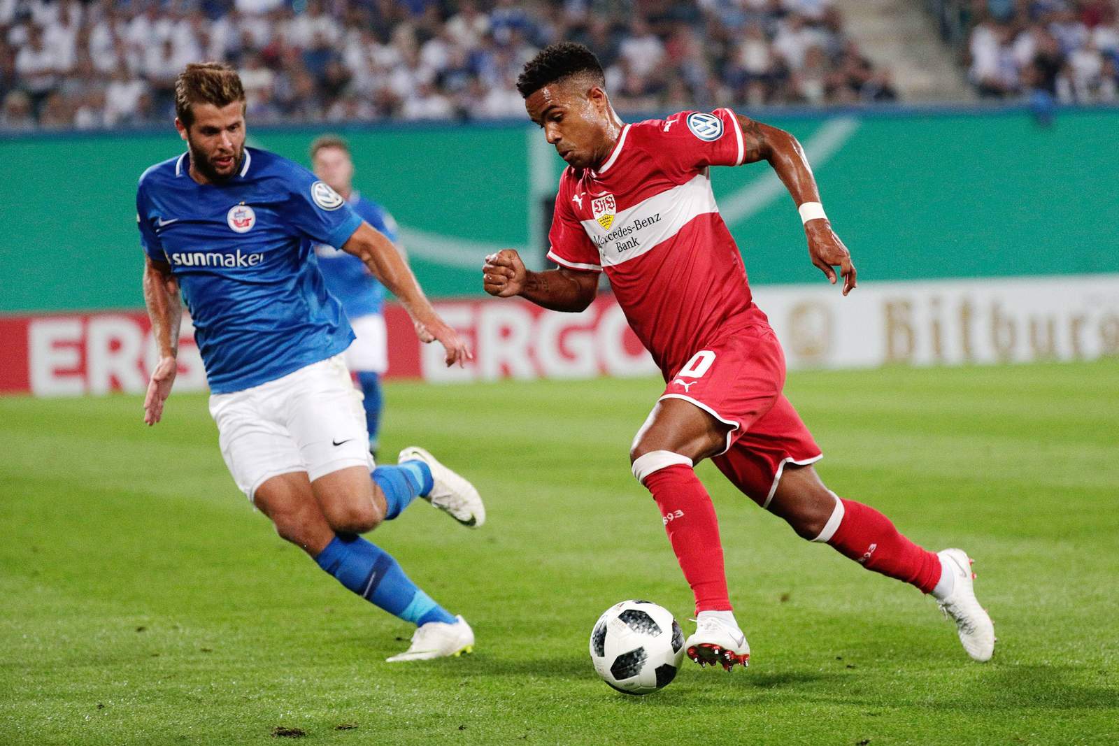marco königs, daniel didavi, hansa rostock, vfb stuttgart, dfb pokal Marco Königs im Duell mit Daniel Didavi