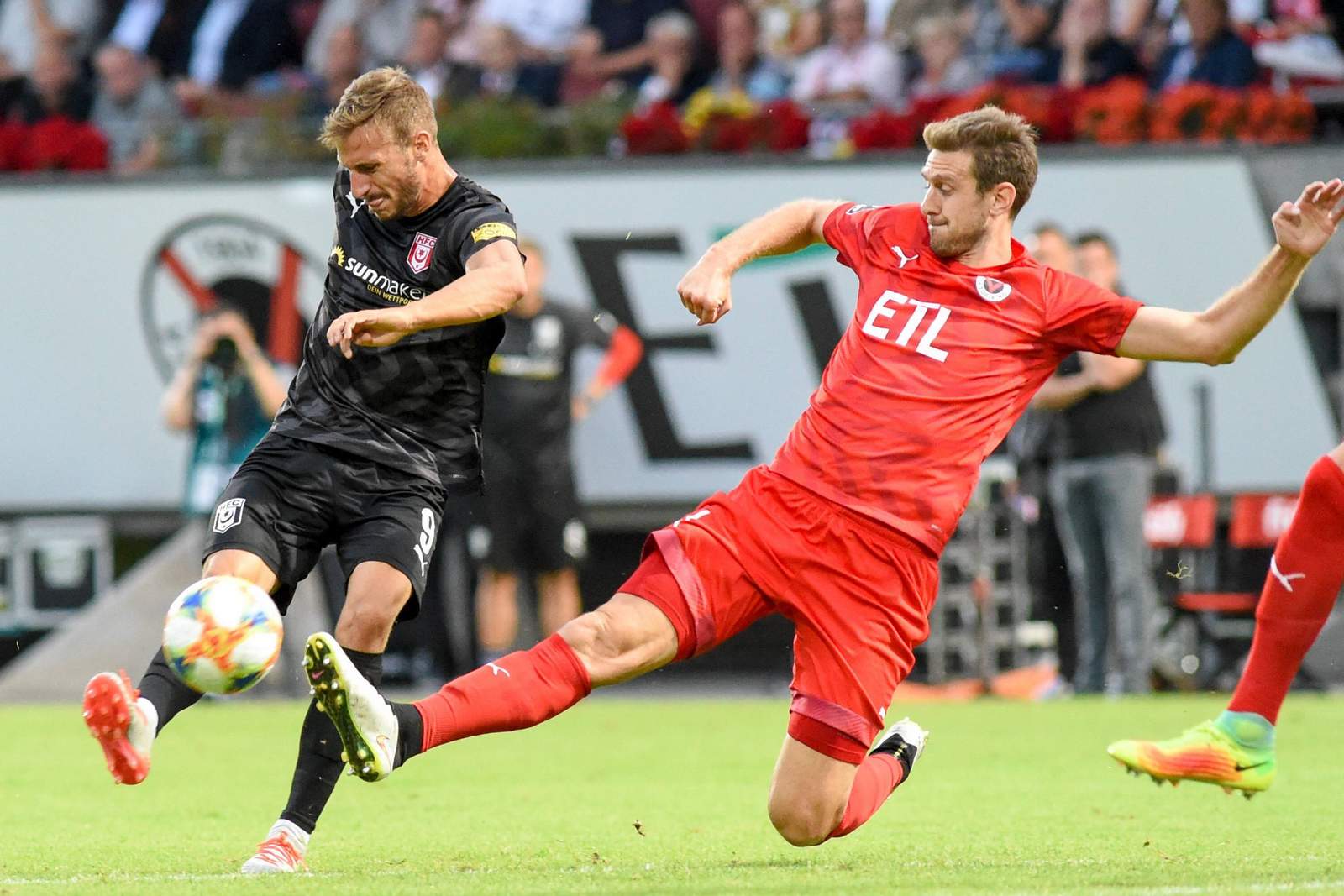 3. liga, viktoria koeln, tobias willers, hfc, pascal sohm Tobias Willers (r.) setzt zur Grätsche gegen Pascal Sohm an.