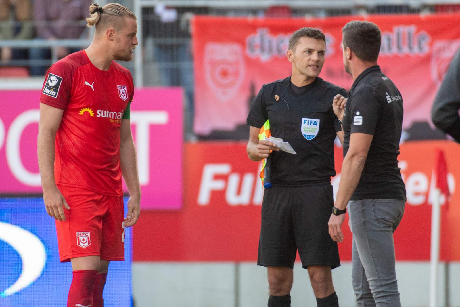 Sebastian Mai, Torsten Ziegner, 3. Liga Sebastian Mai und Torsten Ziegner diskutieren mit dem Schiedsrichter_Assistenten