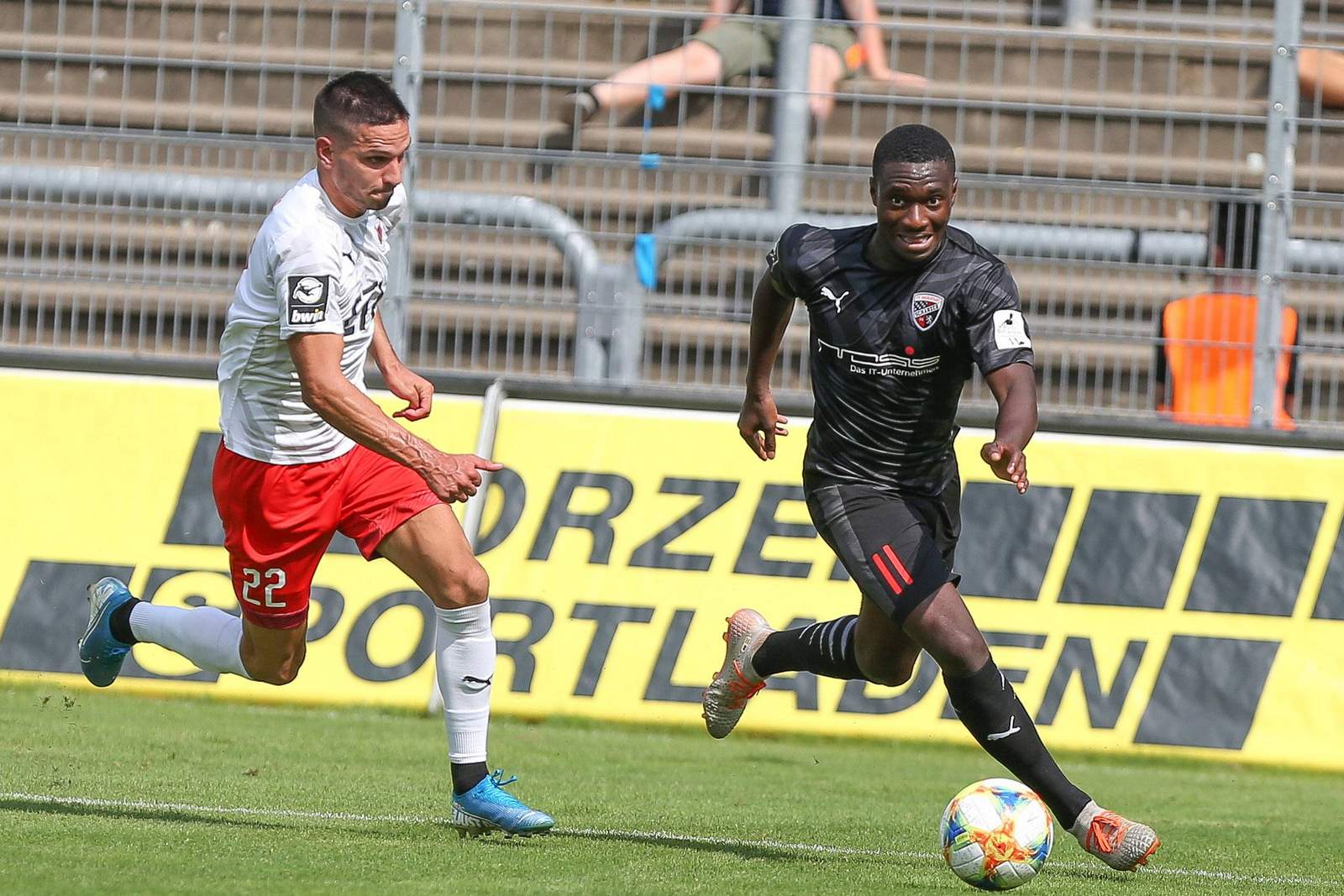Agyemang Diawusie (r.) gegen Viktoria Köln.