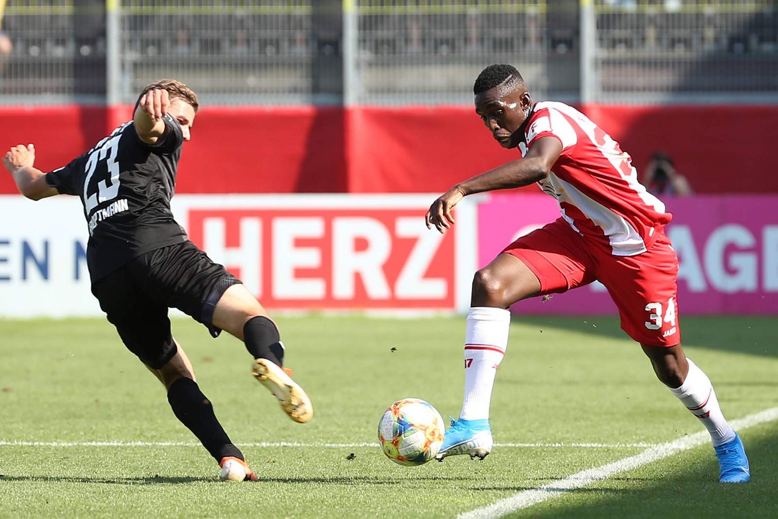 3. liga, wuerzburger kickers, frank ronstadt Frank Ronstadt (r.) gegen Zwickaus Marius Hauptmann.